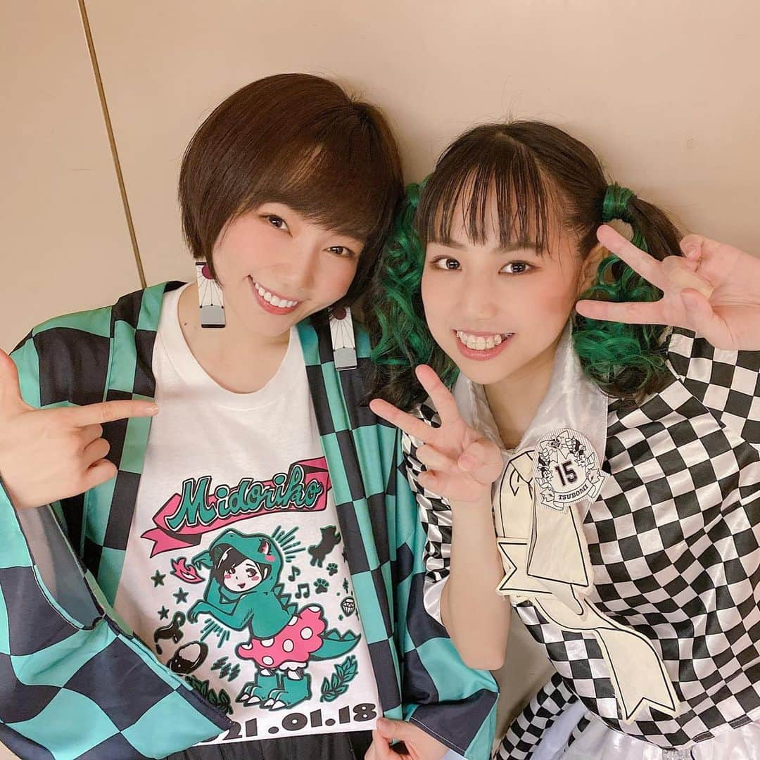 樋口みどりこさんのインスタグラム写真 - (樋口みどりこInstagram)「初！みどりこロンT🦖🦖  ソイヤが超絶可愛いイラストで 形にしてくれました🦖💚  私のイメージを拙いイラストで伝えたら 100000000倍素敵にしてくれた🥺 ソイヤのイラストファンの1人でやんす☺️♡  ロンTって1年中着れるよね🥺 ライブの時にも 普段着にも 釣りの時にも パジャマにも 色々なシーンで着てくれたら 嬉しいなあ〜！！🥰  こちらのサイト 女子箱さんのページで販売中🎁 idolbox.thebase.in  Mサイズでシャツインして着るのも良いし 大きめサイズでゆったり着るのも好き！  個人グッズ、こんな機会は なかなか無いので、 是非GETしてくださいね☺️🍛♡  すでにGETしてくれている皆さん 本当にありがとう...💚」2月18日 11時53分 - higuchimidoriko