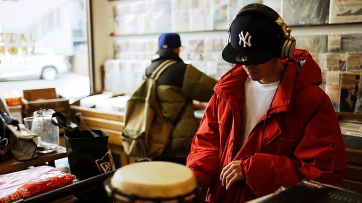 のインスタグラム：「STYLE by NEW ERA –JAZZY SPORT-  ベースボールキャップのワールドスタンダードである[MLB On-Field 59FIFTY®]をフィーチャーしたプロジェクト『STYLE by NEW ERA』。レコードショップJAZZY SPORT MUSIC SHOP TOKYO(@jazzysport.tokyo)を舞台に、ISSUGI & BudaMunkをはじめ仲間達との日常の空気感を切り取ったショートムービーです。  フルバージョンはニューエラジャパン公式YouTubeチャンネルをご覧ください。  Cast：ISSUGI, BudaMunk, Fitz Ambro$e, Soushi, Milano Music：ISSUGI & BudaMunk Edit：JAZZY SPORT  @dogear_gram  @budamonkfonk  @fitzambrose  @_soushi_  @mila_sfc5  @jazzysport.tokyo」