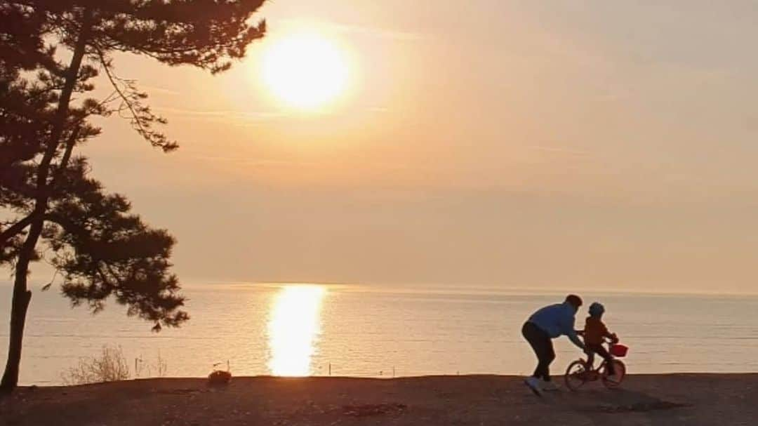 イ・ドングクさんのインスタグラム写真 - (イ・ドングクInstagram)「시안이랑 캠핑가기⛺ 두발자전거 성공할수있을지🚲 오늘밤 맘편한카페에서 공개합니다😁 #E채널 #맘카페 #대박시안 #목요일 #8시50분 #마!시안이다🏖 #일몰맛집🌅 #차박캠핑」2月18日 11時57分 - dglee20