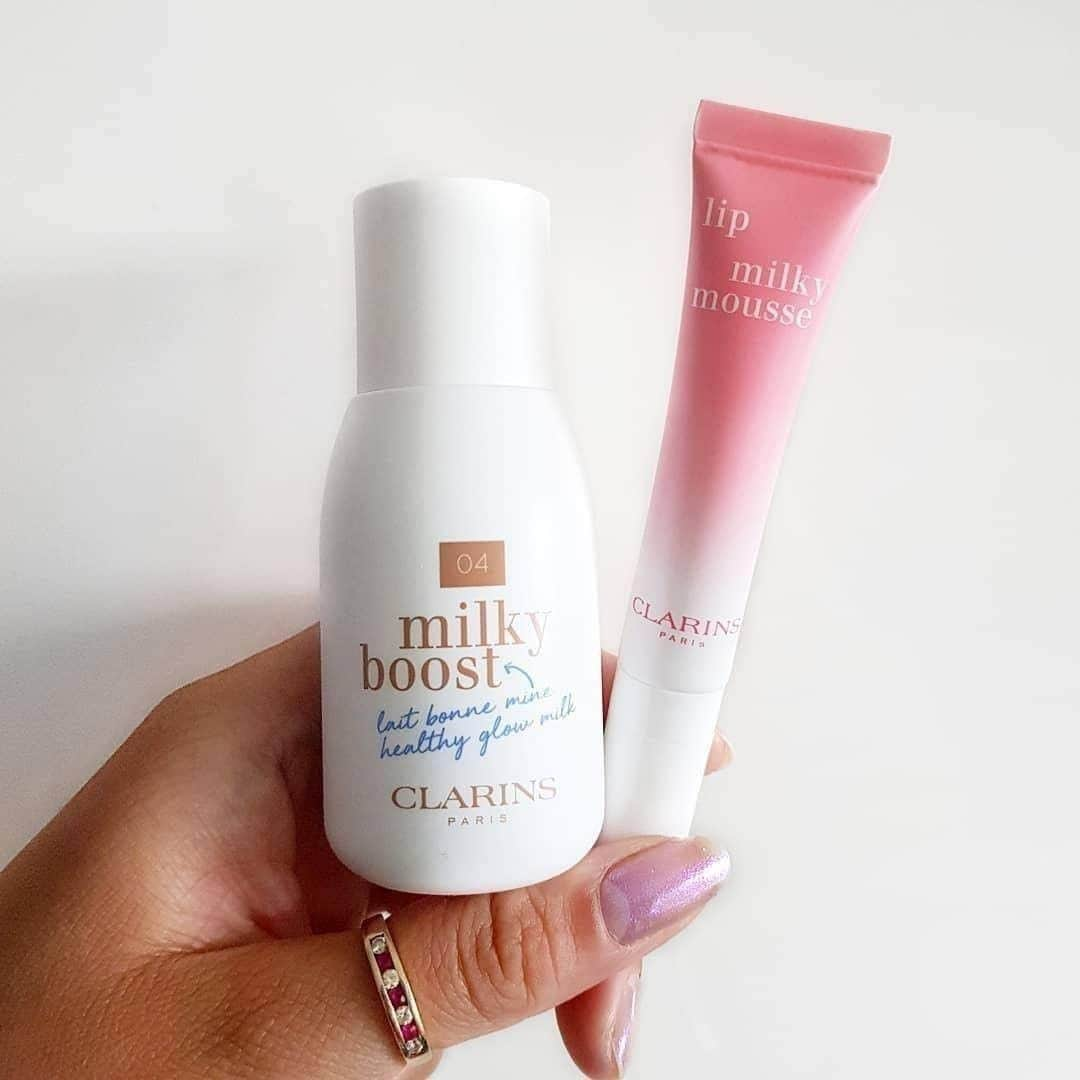 Clarins Méxicoさんのインスタグラム写真 - (Clarins MéxicoInstagram)「Comenta un 💖 si eres FAN del melocotón como nosotras. 🍑  Nuestra línea de Milk Shake está MÁ-GI-CA. ✨Si amas las texturas ligeras, naturales y que cuidan tu piel es perfecta para ti.💛 Milky Boost y Lip Milky Mousse te darán un efecto piel de melocotón suave y aterciopelado en tus labios y en tu rostro. 😘 Etiqueta a ti amiga que lo amará. . . . . #vivoclarins #mequedoencasa #peach #milkymousse  #clarinscuidadeti #skincare #makeup #beauty #natural #naturalbeauty #healthyskin #glowingskin #selfcare #skincare #beautycare #skin #instabeauty」2月18日 12時00分 - clarinsmx