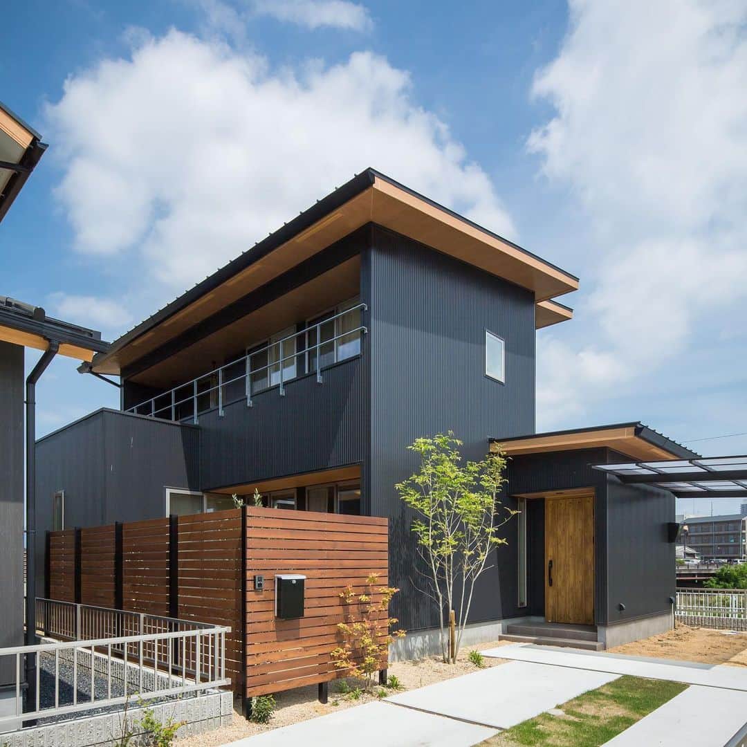 ルポハウス一級建築士事務所さんのインスタグラム写真 - (ルポハウス一級建築士事務所Instagram)「・ ・ ・ アプローチの緑が映える黒のガルバリウム。 ・ せり出した片流れの大屋根が、夏の厳しい陽射しを遮りファサードにも落ち着きをもたらせます。 ・ ・ ・ ルポハウスの施工事例をもっと見てみたい方は こちらまで☞ @reposhouse ・ #ルポハウス は#ちょっとかっこいい家 を"友人のために"という思いでつくっています。 ・ 一生に一度の#マイホーム。 「あなたにしかできない」×「ルポハウスだからできる」で、私たちだけの#家づくり を思いっきり楽しんでみませんか？！ ・ ・ ・ #家 #インテリア #住宅 #注文住宅  #ライフスタイル  #新築一戸建て #住まい #シンプルな暮らし #デザイナーズ住宅 #一級建築士事務所 #設計事務所 #instahouse #design #滋賀 #大津 #草津 #栗東#外観デザイン #黒ガルバ #外観 #ガルバリウム外壁」2月18日 12時02分 - reposhouse