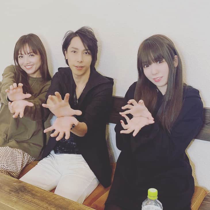 谷本貴義のインスタグラム：「松澤由美さん、神田みつきさんのアニソンフラッグの撮影だったよぅ！公開の日をお待ちください♪  それから、最近アップされてないけど、タニー探検隊♪もよろしくね！  #アニソンフラッグ #松澤由美 #神田みつき #谷本貴義」