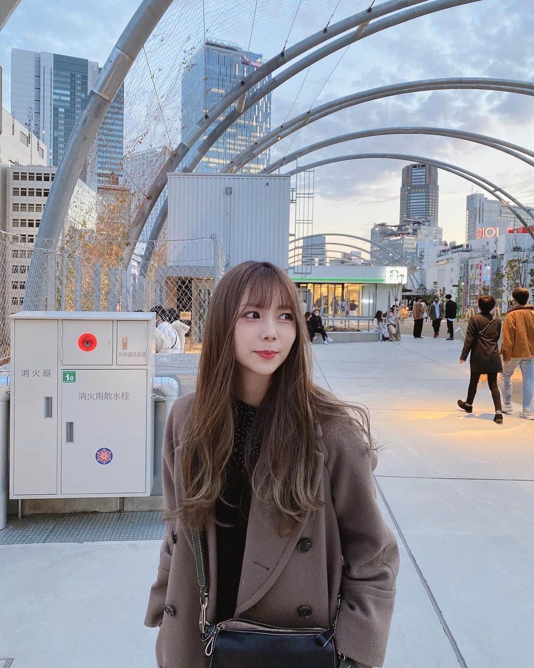 西村季里子のインスタグラム：「・  日中暖かかったり 夜はまだまだ寒かったり 難しい気温の日々になってきた〜🍃  最近はお洋服も全然買ってなくて、 欲がなくなってきてしまった…🦭  でもこの日、宮下パークで見た パーカーが忘れられないから ご褒美に買おうかなぁ〜(何の？)  #宮下パーク#宮下公園#渋谷 #miyashitapark#屋上#公園 #パーカー#春服#code#clothes  #美容院#ブリーチ#ヘアカラー #ハイトーンカラー#グラデーションカラー #follow#followｍe」