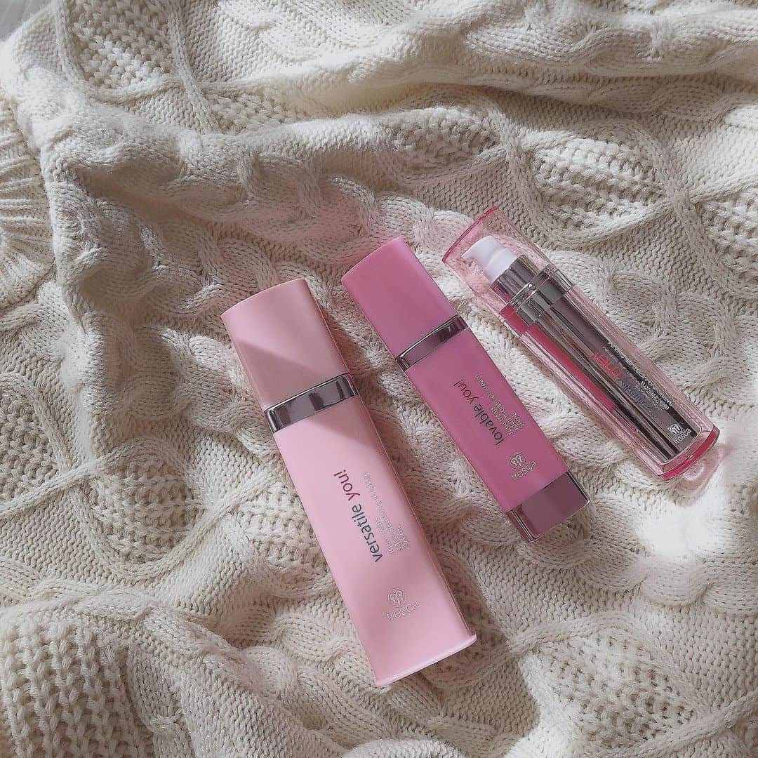 のインスタグラム：「🌸🌸🌸 . ここ最近のメインに使っていた スキンケアシリーズが底をついたので いまかいまかと出番を待って待機していた @frescaskin にもどす事に🌿 . ︎︎︎︎︎︎︎︎▶aqua cleansing in lotion(120ml) 左 保湿しながら汚れを落としてくれる クレンジングローションなんだけど 洗顔後にコットンに含ませて使うよ🤲 (拭き取り化粧水ってかんじかな◎) 角質汚れが気になる日に使うとすっきりつるりん🧖‍♀️ 使用後のしっとり感が良き‪‪❤︎‬ . ︎︎︎︎▶satisfying moisture serum(60ml) 右 甘い香りで包まれる美容液！ これは3本目くらいリピしてるやつ。 シミの原因になるメラニンを黒色化する 酵素(チロシナーゼ)の働きを抑える作用があって シミの元を作らせないようにするの🤭 . ︎︎︎︎▶aqua moist rich cream(50ml) 中 美容液の入ったフェイスクリームで 皮膚の保湿や弾力、バリア機能を保ってくれるの‪‪❤︎‬ 乾燥しやすい目元口元は しっかりめに塗り込んでいる！👌🏻 . 植物由来のもので作られていて ︎︎︎︎☑︎ノンアルコール ︎︎︎︎☑︎ノンパラベン ︎︎︎︎☑︎鉱物油不使用 ︎︎︎︎☑︎紫外線吸収剤不使用 ︎︎︎︎☑︎アルコール抽出成分不使用 ︎︎︎︎☑︎ラウリル硫酸Na DEA MEA TEA不使用 ︎︎︎︎☑︎動物実験全行程不実行 . シリーズどれも低刺激で敏感肌にも◎ 基本的にうちはせきちゃんも 時短せずに一緒に使うから(パックとかも) お肌の治安＆女子力高め👦🏼💕💮 . #frescaskin #フレスカスキン #skincare #beauty #gift #スキンケア #美肌 #ツヤ肌 #美容液 #エイジングケア #ターンオーバー #オーガニック #角質ケア #ふわ肌 #透明感 #美白 #美容 #美意識向上」