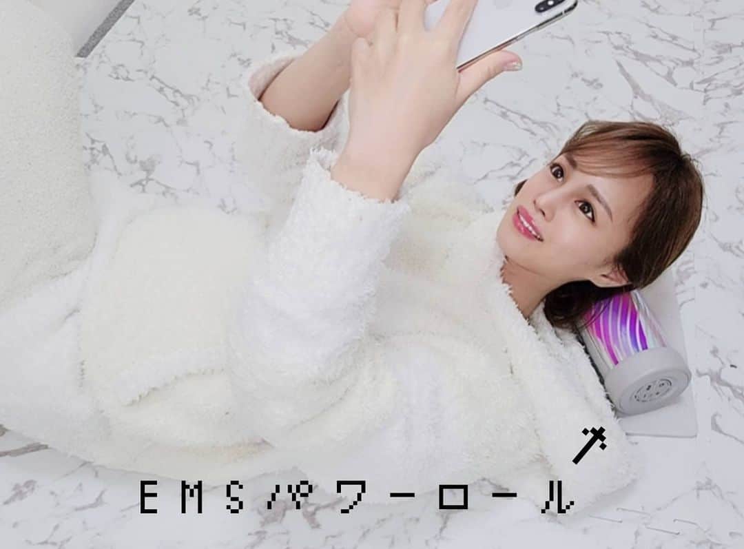 YUKAのインスタグラム：「話題のやつGetしてみた🤔  🤳#EMSパワーロール 🤳#ルルドスタイル  @atex_direct  毎日トレーニングするから 筋膜リリース必須で普通のローラーでしてたけど本格的な筋膜リリースに興味あって、色々調べてたらこれにたどり着きました♥️😍  普通のローラーで身体を筋膜リリースするのは当たり前☺️💗  このパワーロールにはEMSと振動がついてるから筋肉にアプローチ出来てガチガチになって解れにくい筋肉をほぐしてくれるよ！ すごい🥰🥰  voce美容家電ベスコス2020にも選ばれたんだって！ 流石👏🏻💕  めっちゃお気に入りです🥰♥️」