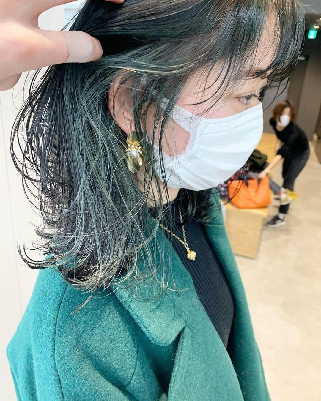 ALBUMさんのインスタグラム写真 - (ALBUMInstagram)「✔style by  @album_nozomi 【 #ALBUM動画_ヘアカラー 】 ↑別パターンはこちら↑ . cut + color ¥3,500~ double color ¥8,000~ treatment ¥2,000~ etc... ※店舗により料金が異なります。 . . インナーモスグリーン🌱﻿  最近はやりのグリーンカラー﻿  ブリーチ必須です﻿ . . こちらのスタイルは 銀座店の 鶴田 望（ @album_nozomi） が担当いたしました！ . 何かご不明点がございましたら お気軽にコメントください。 . 担当アシスタントからも コメントいたします！ . ALBUM（ @album_hair ） . . 【お問い合わせ先】 ALBUM OFFICE TEL / ‪03-6712-5547‬ FAX / ‪03-6712-5548‬ MAIL / info@album-hair.com . . #インナーカラー #モスグリーン #フレーミングカラー #フェイスフレーミング #ウルフ女子 #ミディアム #ミディアムヘア #美容室 #ヘアスタイル #髪型 #ヘアセット #カラー #ヘアカラー #ハイライト #ハイトーン #デザインカラー #銀座#外国人風 #美容師 #髮型 #髮型師 #染髮 #剪髮 #中長髮#เสื้อผ้าแฟชั่น #ผมยาว#미디엄헤어#hair #mediumhair」2月18日 12時12分 - album_hair