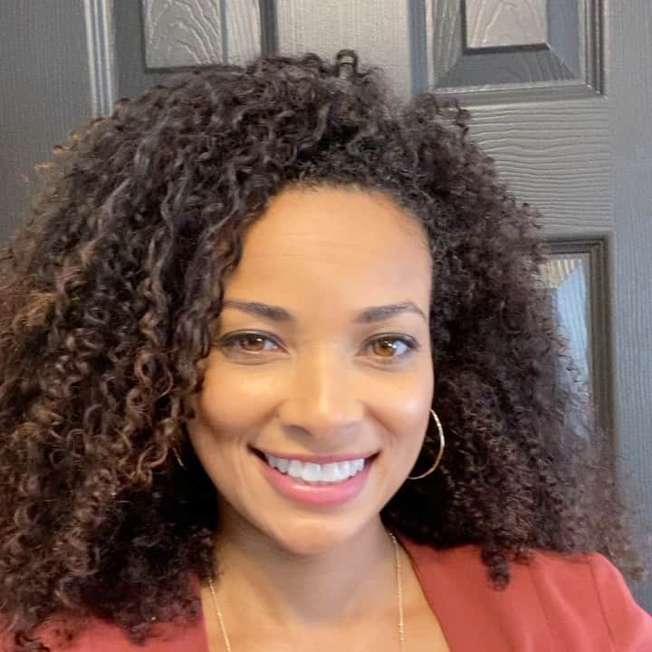 ロッチェル・エイツのインスタグラム：「I forgot that I’m on @swatcbs tonight! :)」