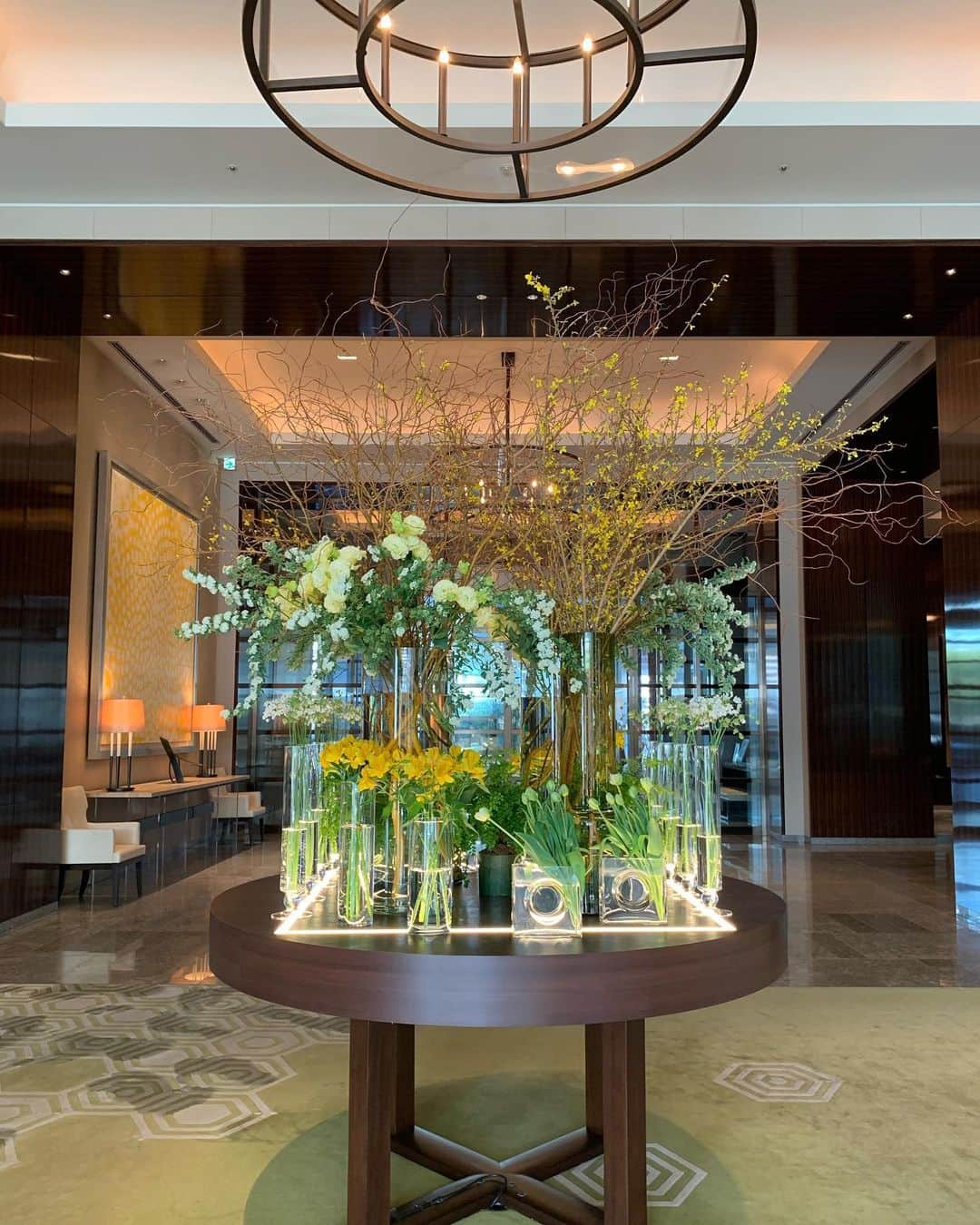 Palace Hotel Tokyo / パレスホテル東京さんのインスタグラム写真 - (Palace Hotel Tokyo / パレスホテル東京Instagram)「鮮やかなイエローに彩られたロビー。陽だまりのように、気分も明るく。 The lobby flowers lift up your mood like sunshine.  @Christian_Tortu  #花のある暮らし #空間装飾 #ロビー装花 #ホテル装花 #フラワーアレンジメント #ホテルロビー #クリスチャントルチュ #アルストロメリア #トルコキキョウ #チューリップ #丸の内 #パレスホテル東京 #ChristianTortu #hotelflowers #floralart #flowerdecoration #flowerdesign #hotellobby #alstroemeria #lisianthus #tulip #uncommontravel #lhwtraveler #Marunouchi #PalaceHotelTokyo」2月18日 12時17分 - palacehoteltokyo