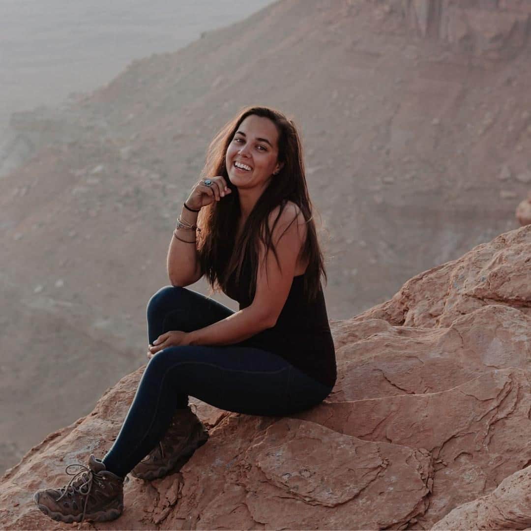 オボズのインスタグラム：「Marveling at Utah's Mighty Five 🥾  #oboztruist, indigenous photographer, and environmental advocate, @lindsaykagalis takes us on her adventures through Arches, Canyonlands, Capitol Reef, Zion, and Bryce National Parks.   Discover more about these incredible parks through the lens of Lindsay's camera - Link in our bio!  📸 @lindsaykagalis」