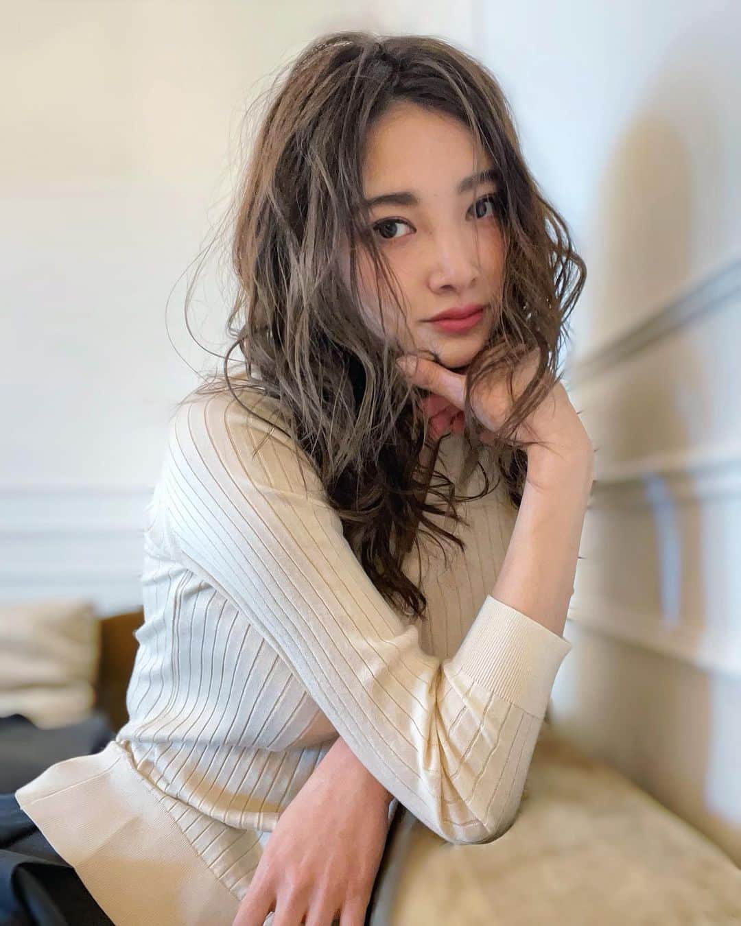 里海のインスタグラム：「プリント倶楽部の時から このポーズしてしまいます…🤔🤔 巻き髪記念写真。  親も家族も含め、友達、仕事、SNSを通じて 関われる人、など  いい人ばかりに出会っているな…🥺  とつくづく感じている日々です⭐️  そんな私はラッキーです🤞  感謝です🥲  と、突然思いました」