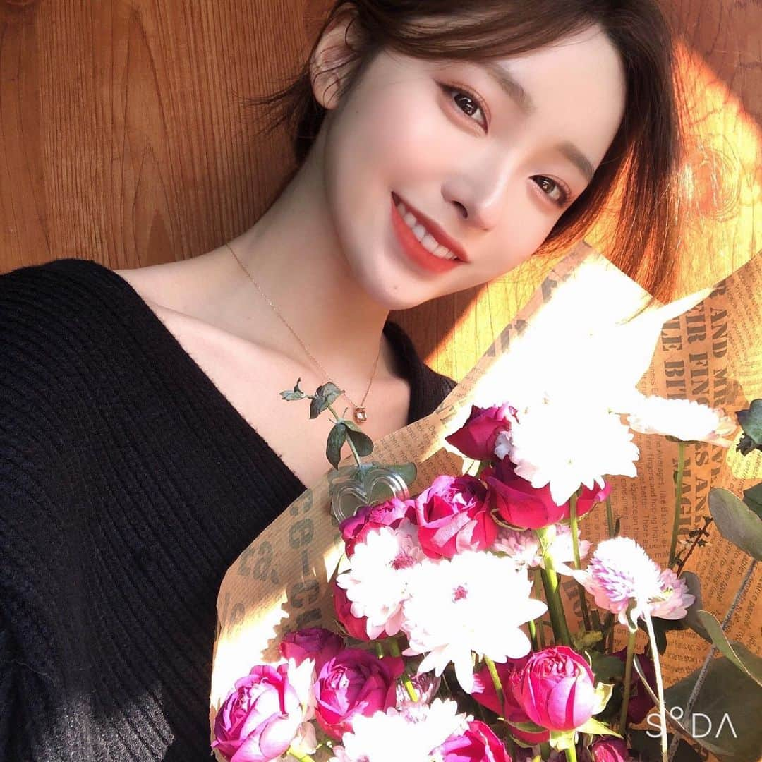 キム・ナヒさんのインスタグラム写真 - (キム・ナヒInstagram)「오랜만에 꽃다발이랑💐 졸업식 시즌인 것 같던데 다들 축하드려요! 제가 평소에 적용하는 뷰티팁 같이 남겨드려요 예쁘게 졸업 사진 남기시길🙂  •뷰티- 기본카메라로 칙칙하게 나온 피부톤을 (톤업) 50 화사하게 밝혀주고 (눈 선명하게) 32 올려서 눈을 또렷하게 살려주기  •메이크업- 채광으로 색조가 날아간 부분에 메이크업 효과를 더해서 자연스럽게 발색하기 (립스틱) 오렌지40, (아이섀도) 오렌지40  #광고 #소다카메라 #SODA #졸업식 #기본카메라보정 #기본카메라보정법 #보정꿀팁 #졸업식셀카 #졸업사진」2月18日 12時23分 - knhs2