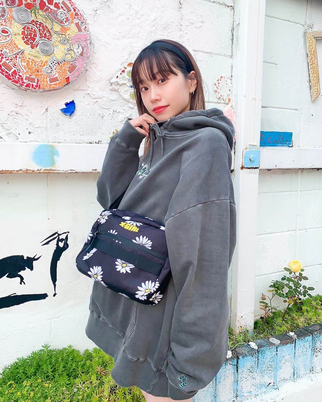 XGIRL_ootdのインスタグラム：「#xgirl_ootd @amane_sss 157cm X-girl HARAJUKU STAFF ・ ------------------------------ ・ ▪️GLITTER LG SWT HOOD ¥12,000+tax ▪️ MILLS LOGO ADVENTURE SHOULDER BAG ¥5,500+tax ----------------------------------- #xgirl #xgirljp #xgirlus #エックスガール」