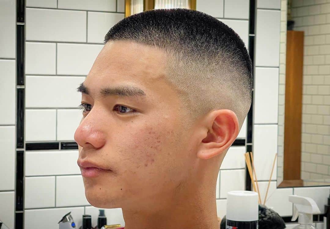 のインスタグラム：「﻿ FREEMANS SPORTING CLUB - GINZA BARBER💈﻿ ﻿ ✂︎@takahiro___koyama ﻿ ﻿ #freemanssportingclub ﻿ #ginzasix﻿ #barbershop﻿ #barber﻿ #バーバー」