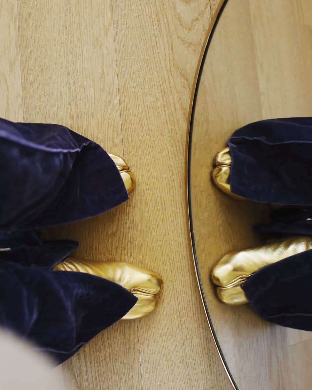 Kojima reikoのインスタグラム：「今日のあしもと。  #晴れると浮つく #ゴールド履きがち #margela  #velvet」