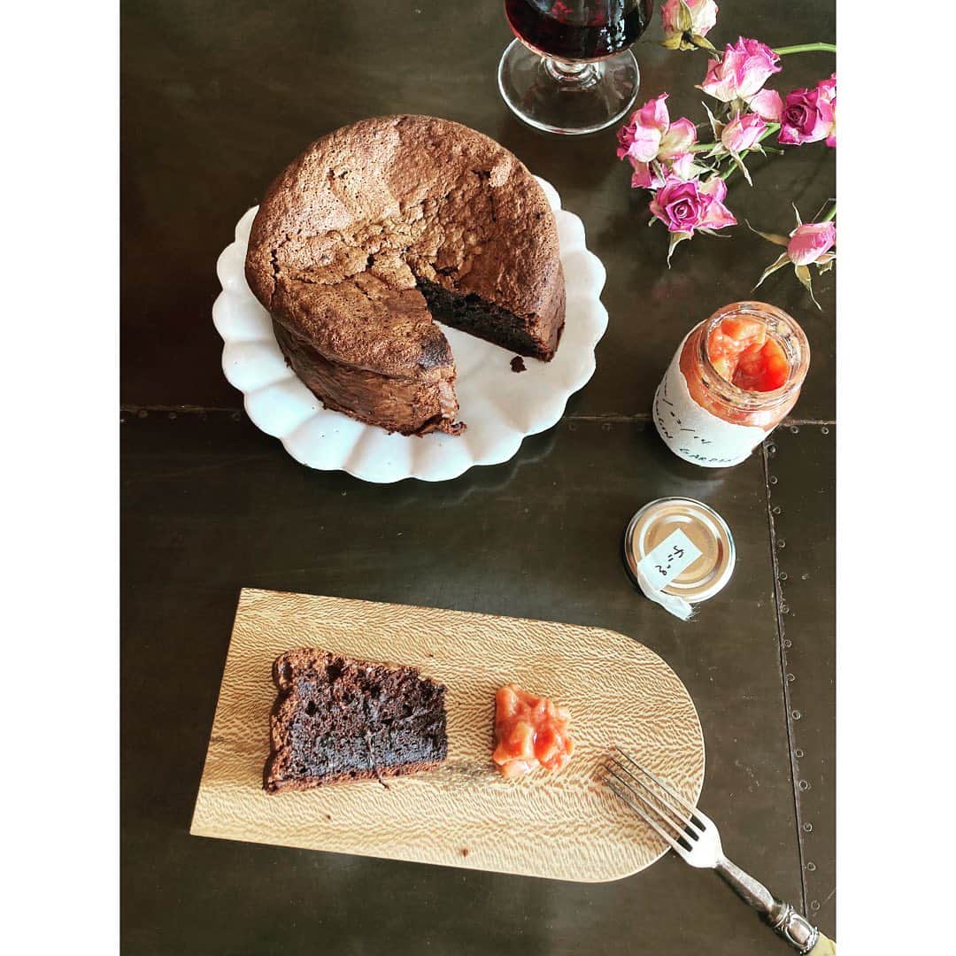 journaleatripのインスタグラム：「love Alien hot chilli & ginger chocolate   美味しい物つくる人 美味しい物しってる人 うんと美味しく食べる人 みんな愛すべき人達かと 思う。  石垣島から美味しいが 詰まったジャムが届いた。  本日のもっさんバーに押し売りしようとした、チリと生姜が効いた 焼き立て湯気がでるチョコケーキと食べた。 ゆりっぺ感激した。」