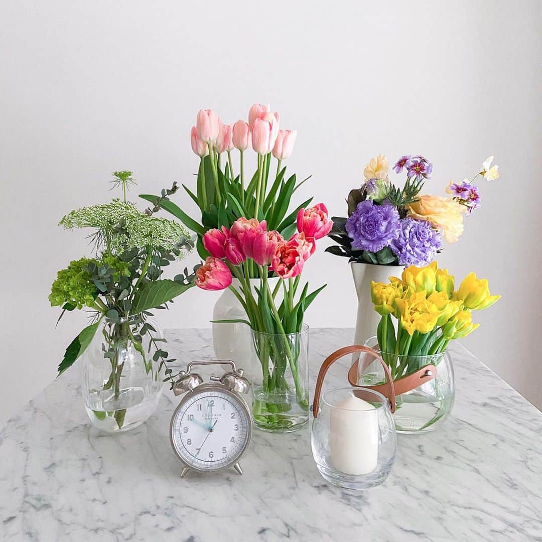 吉岡結紀のインスタグラム：「✐☡ ・ 𝐒𝐩𝐫𝐢𝐧𝐠 𝐢𝐬 𝐜𝐨𝐦𝐢𝐧𝐠...🌷🤍 ・ #flowers #spring #tulips #ranunculus #kähler #kähleromaggio #holmegaard #tiffany #springflowers  #チューリップ #春のお花 #お花のある暮らし  #今日は外吹雪いてるけど我が家のテーブルの上だけは春 ☺️🌸」