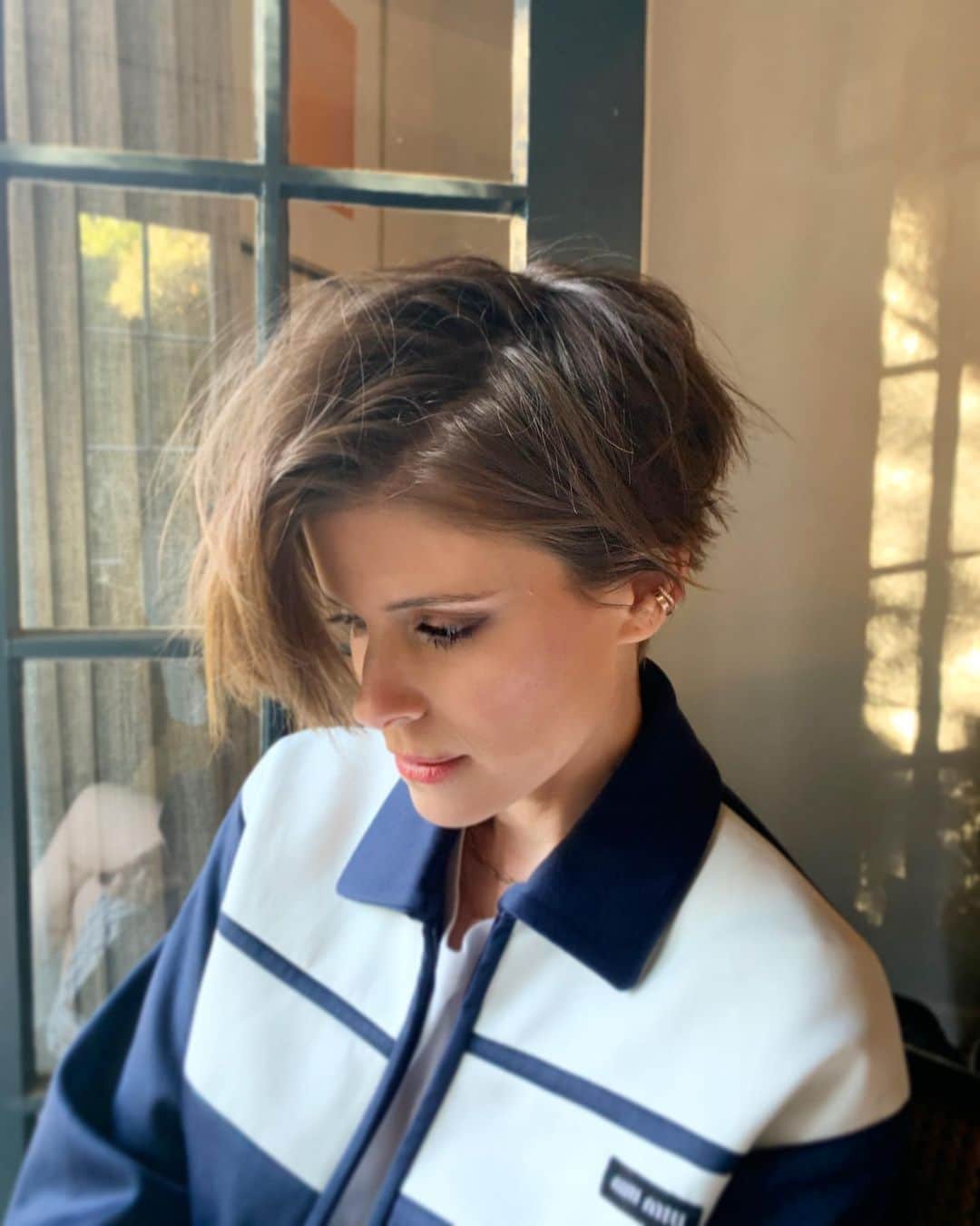 マラ・ロザックのインスタグラム：「💋What. A. BABE! @katemara chopped it off.  90’s SHAGGED BOB. Dream! #KateMara」