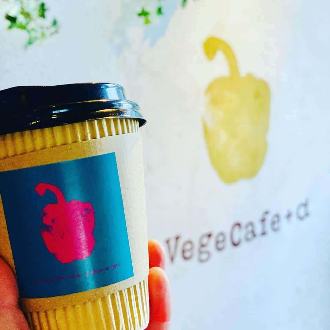 vegecafe＋αさんのインスタグラム写真 - (vegecafe＋αInstagram)「テイクアウトのコーヒーも 焙煎コーヒー豆を✨ハンドドリップでお作りしています☕️  少しお時間を頂戴しておりますが、 挽きたてのコーヒー豆の香りを ぜひお楽しみください🤩  ランチ時には、お急ぎのお客様の為に、ドリンクセットのお飲み物をテイクアウト容器に変更して提供もできます😆  #vegecafe #野菜たっぷり  #大阪カフェ #西中島カフェ #新大阪カフェ #淀川区ランチ #コーヒー #ベジカフェ」2月18日 12時40分 - vegecafe_plus_a