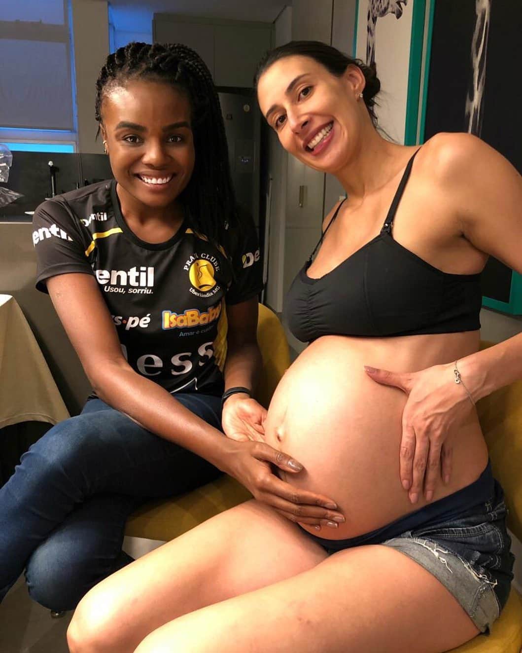 シェイラ・カストロのインスタグラム：「Postando por motivos que bateu uma saudade dessa amiga gravidinha e saudade tb de quando parecia que eu ia explodir!! Amiga, love you!!! E estou amando ver como sua barriguinha tá crescendo!! Asaf espera a titia chegar pra nascer viu? #sheillacastro #fabiclaudino #mybestie」