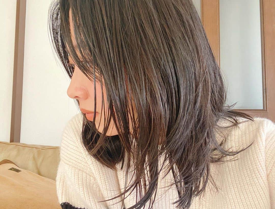 のインスタグラム：「ヘッドスパで凝りをほぐしたついでに、 伸びていた部分を整えてもらいました💇‍♀️❤️ . 頭が軽い🤤🌸 頭皮もすっきり😚 髪はしっとり🥰 . 乾かしたらオイルだけでスタイリングするズボラ派なので、 今年はちょっと動きのあるスタイルを試していきたいな❤️ . #ママモデル#男の子ママ#ほんとはもっと短くしたいわ#ヘッドスパ#ナチュラルヘア」