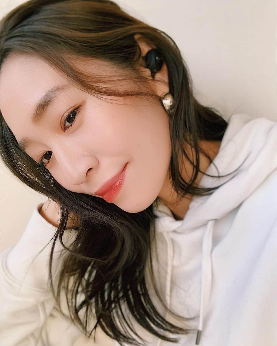 鈴木優美 のインスタグラム：「いただいた @sudio のイヤホンが可愛い🤍 使っているのはSudio Tolv（トルブ）！ 完全ワイヤレスで最大7時間の連続再生、充電ケース使用で最大35時間の再生が可能♪ グラフェンドライバー採用で、さらにワンランク上の高品質サウンド✨ カラーバリエーションも豊富で、スタイリッシュ！！！ 私はブラックにしました🤍 マットな質感がたまらない🤤 . . クーポンやお知らせをのせさせて頂きます✨ ✔クーポンコード: ( yumi_tolv )  2021年5月9日までSudio公式サイトで全商品を15%割引でご購入可能。 ✔今ならイヤホン本体をご購入でクリーニングキットをプレゼント中！ 毎日使うイヤホンも日頃のケアで、より長く快適なサウンド体験を。 ※キャンペーン期間は在庫がなくなり次第終了です。  ✔ Sudioならいつでも送料無料・30日間返品無料・3年間の製品保証をお届け！ . . . . . . . #sudio #shapingsound #sudiojp #ワイヤレスイヤホン #イヤホン #イヤフォン」