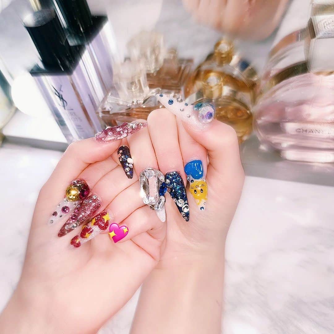 アンジェリカのインスタグラム：「💙🐱 . Newnail❤︎.*  あんじぇの好きな絵文字入れてみた😂✌🏿 可愛いﾃﾞｼｮ~‼︎✨ ありがとうございました\ ♪♪ / @rounge_nail_shibuya  @_tabasa.nail_ ❤︎  💙🐱  #絵文字ネイル #ネイル   #RounGe#roungenail#rouneeyelash」
