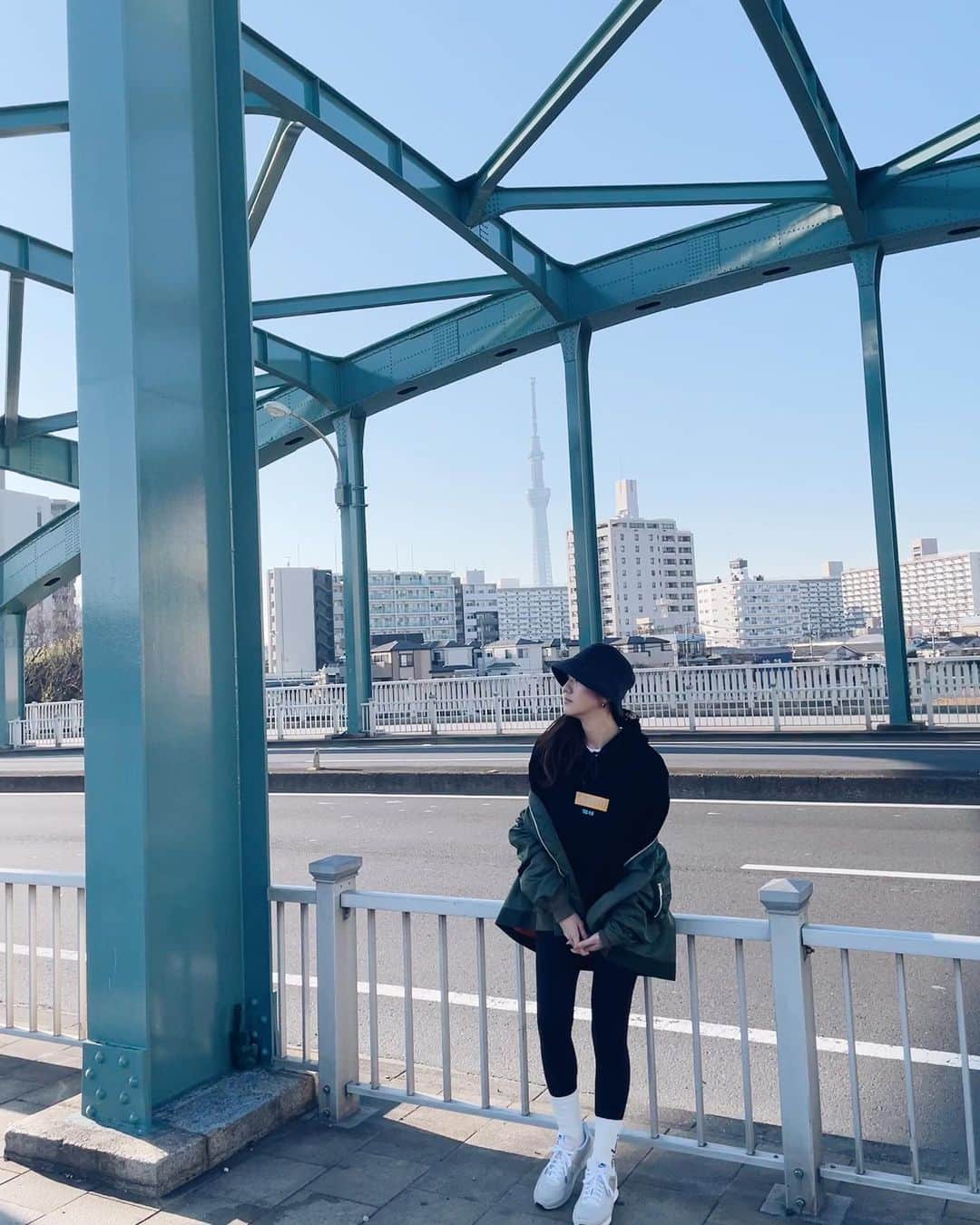 奈津美のインスタグラム：「- Tokyo. - もっと時間をゆっくり 感じられたらなぁ。 - 心も、身体も、忙しない。 - #tokyo #tokyolife #つぶやき #도쿄」