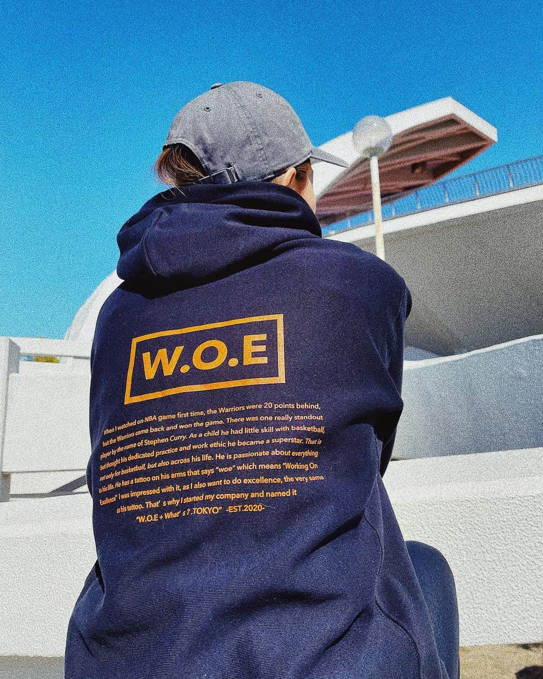 岡部紗季子のインスタグラム：「“ BACK...👕 #teamWOE #hoodie #gymnastics #stephencurry #👕 Thank you 🤝 @akira_matsumori . . . 🏡@w_o_e_2 ユニフォームのサンプルができました♡♡ . . ユニフォーム作るか作らないか、 そこからたくさん話し合い、 手書きロゴTシャツで失敗を経験！ やっぱりちゃんとしたの作ろってなって、 デザインアイディア出し、 abc📝に想い込めて💓(あいこ協力ありがと♡) パーカー、ロンTのボディ探して、、 プリント屋さんにお願いして、、 アパレル制作！！第一弾、完！！ . . まだ会社のスタッフ全員に渡してないので、 W.O.Eユニフォームに袖を通して、 私服でも着たい！の一言もらえたら🤪🙏🏽笑 しあわせだなー！時間かけて作って良かったなーってところなんですが、 まだ感想聞けてないので、 着てもらうまではどきどきです😂😂 . . もし販売するってなったら... 着てくれる人いるかなー？ コロナが落ち着いて、 ワークショップイベントできたら、 参加してくれたみんなでお揃いで着れたらいいな😚👍🏽 . 夢はたくさん広がりますが、 想いを形にして、 たくさんの人に笑顔を届けられるように活動していきたいです👍🏽👍🏽 . . これからもTeamW.O.Eを 応援よろしくお願いいたします🙇🏻‍♂️✨」