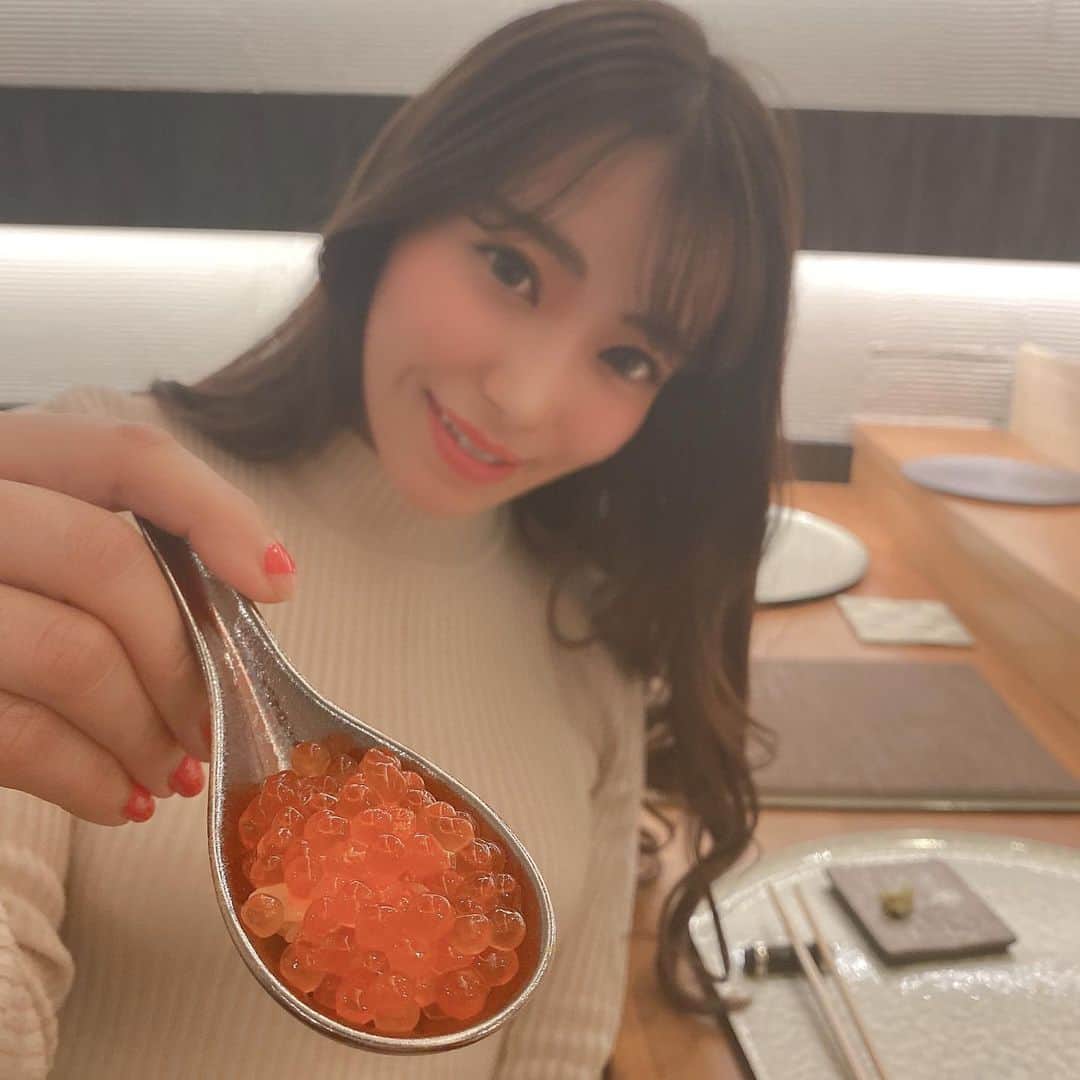 中村かなのインスタグラム：「名古屋・錦に新しくオープンした 鮨　令歩《 @sushi_rebo 》 ・ ・ 今回は¥12000のコースを頂きました🍣 最初の方に出てくるうにのリゾットが美味しかったです💛 いくらはコースとは別でオーダー🤤❤️ ・ コースは¥8000〜 アラカルトでもオーダーできるし お酒の種類も豊富🍶🍺 ・ 円形のカウンターがオシャレな店内に個室もあるので使い勝手よさそうでした👏 ・ ・ @sushi_rebo  ・ ・ ・ #鮨令步 #鮨 #鮨好きな人と繋がりたい  #鮨スタグラム #寿司 #寿司好きな人と繋がりたい #寿司屋  #名古屋寿司 #錦 #錦寿司 #錦三 #名古屋グルメ #名古屋ランチ #名古屋ディナー #栄グルメ #栄ディナー #sushi #sushistagram #sushi🍣 #sushitime🍣 #🍣 #nagoya #japanesefood #japanesegirl」