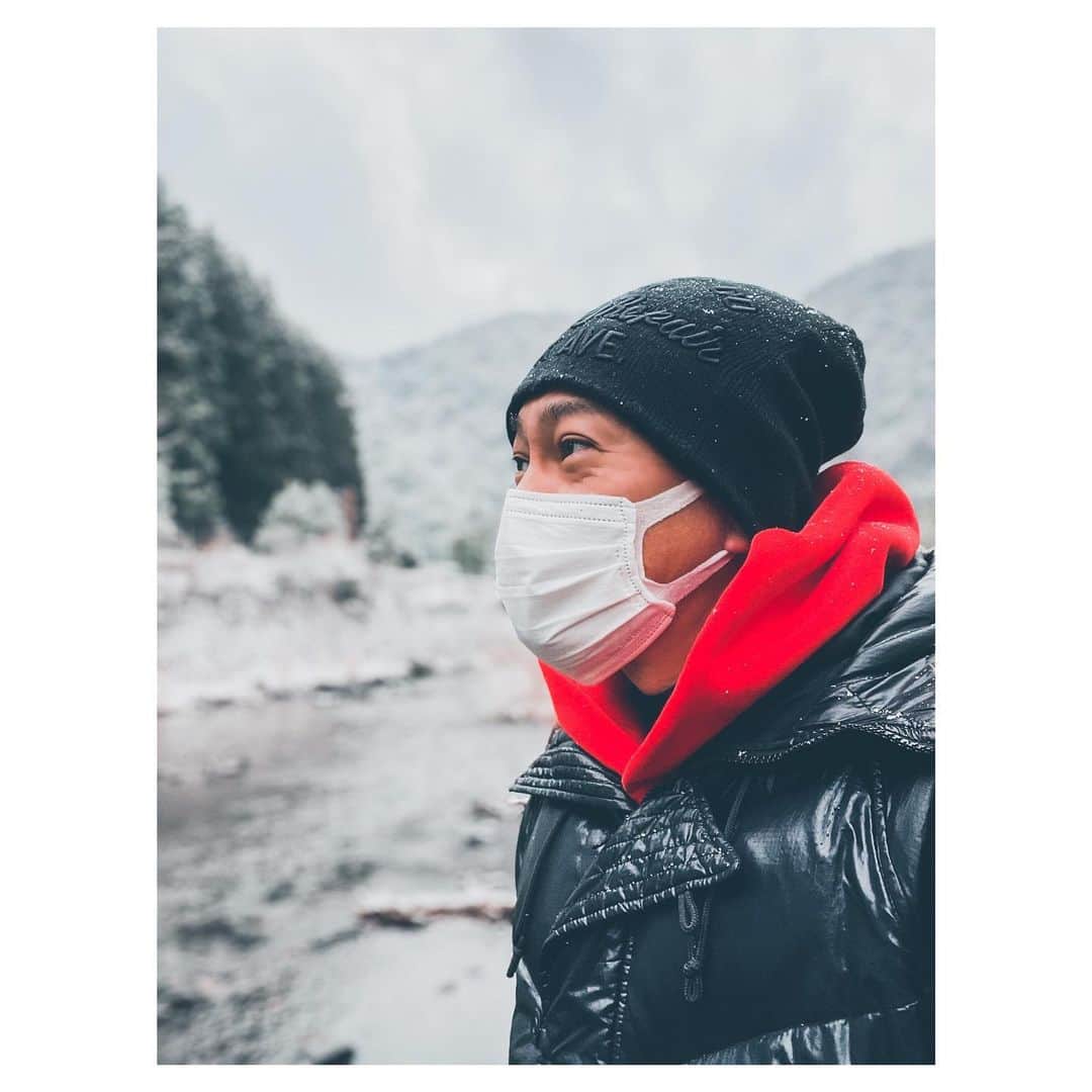 元木行哉のインスタグラム：「なかなか、厳しい・激しい寒さのなかの笑うしかないロケでした😅﻿ ﻿風呂入って温まる〜♨️﻿ ﻿ #吹雪が目に沁みた #足のつま先が凍った #真冬の焚き火 #道中でホワイトアウト」