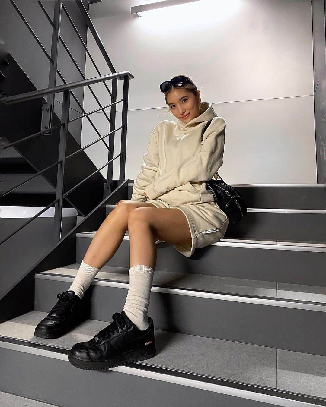 のインスタグラム：「スウェットセットアップな日🌼🖤  ４日ぶりにお尻のトレーニングしただけで筋肉痛やばくて歩くだけでイタタタって感じ🥺🐢  ドMなのかな？🥺痛くて嬉しい🥺🍑🔥爆爆笑」