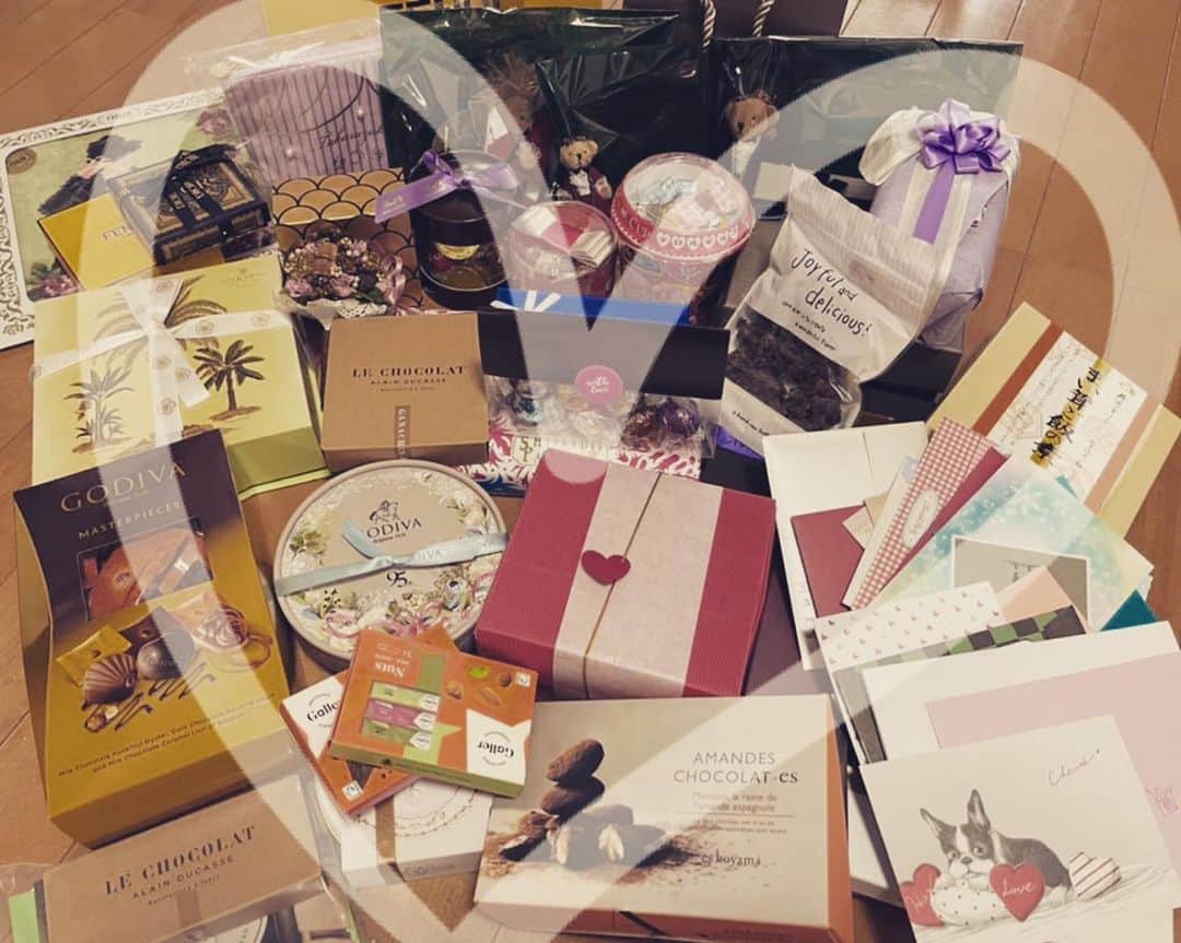 のインスタグラム：「みなさ〜ん遅くなりましたがバレンタインの🍫ありがとうございました！！  ずっとチョコ食べてるよ🍫 幸せー♪  今度のインスタライブはチョコレート紹介しつつ食べながらやろうかな😂  #バレンタイン #チョコレート」