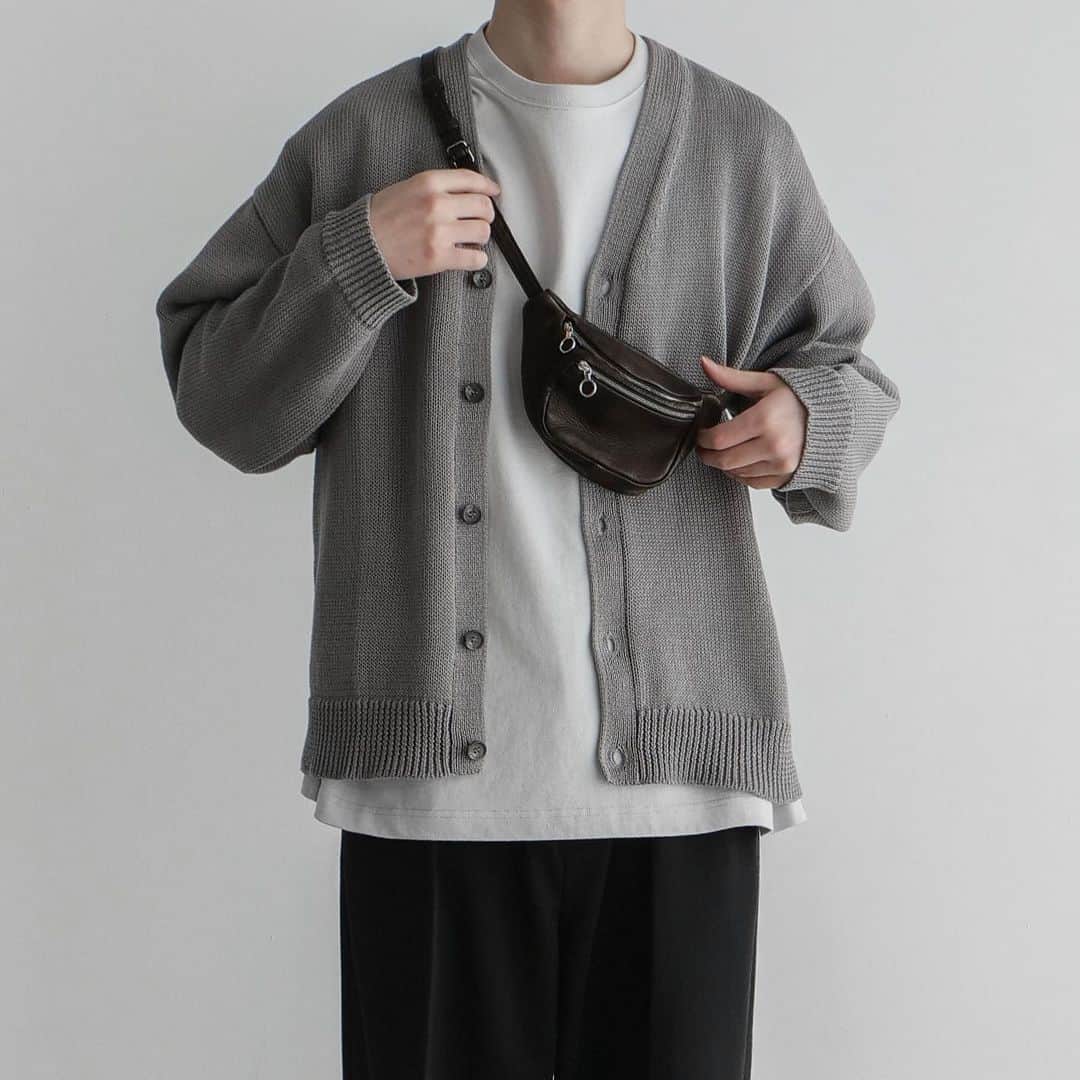 JUN / Yohukasiのインスタグラム：「お気に入りのアイテム達💡  たくさんご質問も頂いていた カーディガンとTシャツが特にお気に入り📄  【Tシャツは今季かなり注目して欲しいです◎】  #remer #ゆるコーデ #シンプルコーデ #春服 #春コーデ #メンズファッション #モノトーンコーデ #カーディガン」