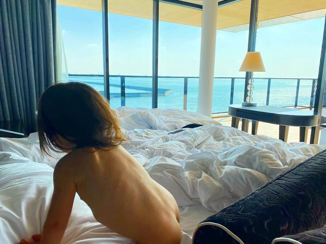 平山美香のインスタグラム：「長男４歳のBD当日は、芦屋ベイコートへ⛵️ 長男はホテルステイが好きで、叔父のヨットが見えるお部屋に大喜び❤️ プレゼントはMARVEL🕷 ケーキはウルトラマンＺ🎂 次男は開放感で❓全裸になりベッドへダイブ😹❤️ 大好きなバブルバスで泡まみれ❤️ 従兄弟は、長男と次男２人にジョーダンのスニーカーをもらいました👟 @yui62k 有難う❣️ 今年も素敵なBDを過ごせて良かったね❤️ #誕生日 #芦屋ベイコート倶楽部 #marvel #ウルトラマンZ #ウルトラマンケーキ」