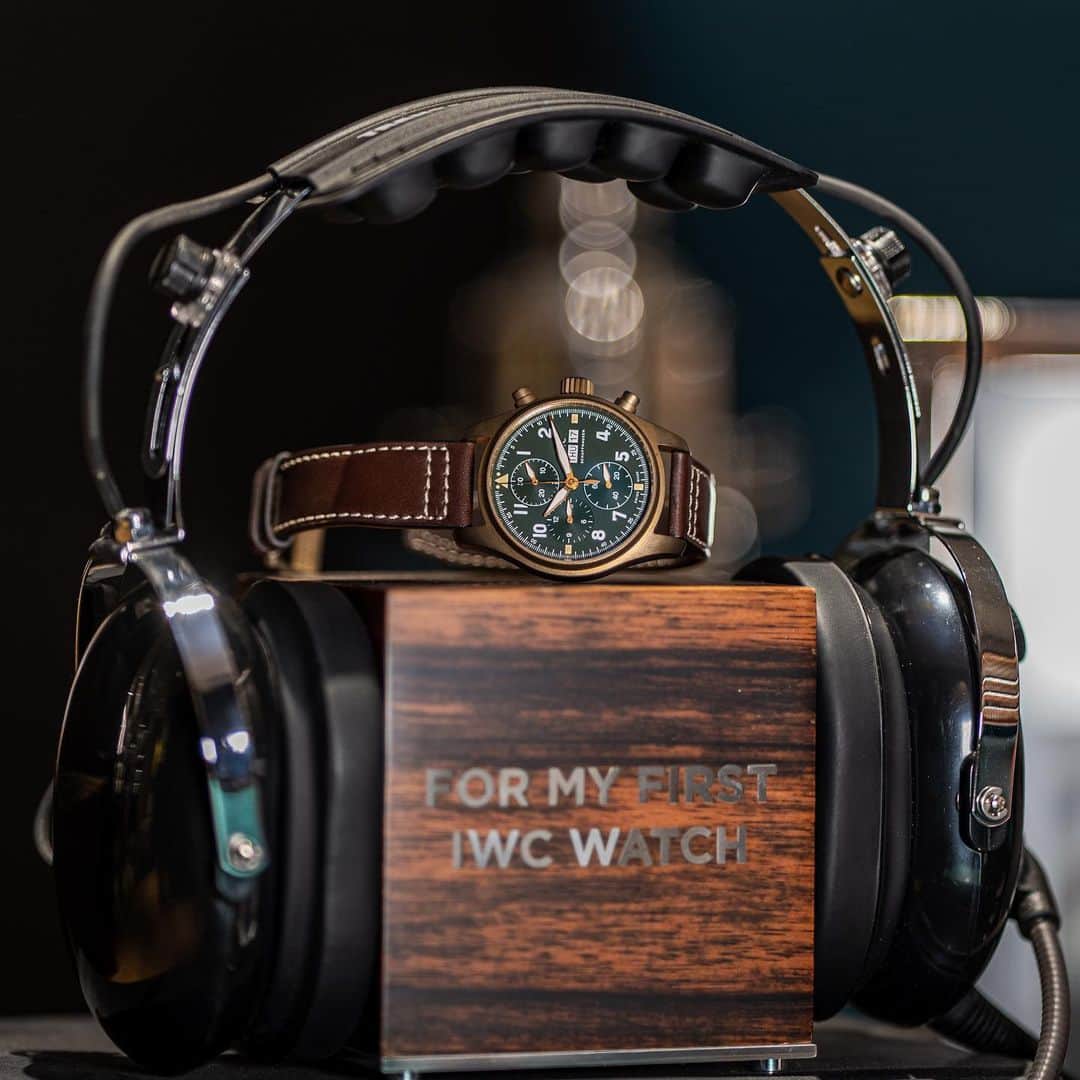 WATCHMANIAさんのインスタグラム写真 - (WATCHMANIAInstagram)「Well-proportioned, vintage-inspired, bronze-cased with a manufacture movement. All of that might sound like music to the ears of many collectors.  Meet the @iwcwatches Pilot’s Watch Chronograph Spitfire Bronze at @entropia.club  #iwc #iwcwatches #iwcpilot #iwcpilotchronograph #swisswatch #hautehorlogerie #hautehorology #watchmaking #bronzewatches #bronzewatch #iwcbronze #watchmania」2月18日 22時13分 - watchmania