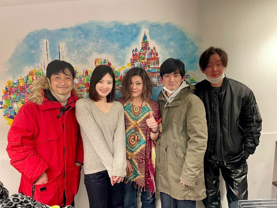 Tammyさんのインスタグラム写真 - (TammyInstagram)「役者としての初体験、撮影が終わりました♪  朝から恐ろしく寒い中で12時間程。笑  皆さんもの凄くがんばってました。。←感動した。  優しくて、ステキな共演者さん達、  スタッフの方々も皆さん親切であったかくて、  協力して下さってた方々も親切で優しくて、  色々と緊張したけど勉強になったし、楽しかった。  ありがとうございました😊  残すは、音楽担当なので、本業としてwそっちを仲間と仕上げます♡笑  出来上がりが楽しみだぁー❣️  #Tammy #Tammyyanen #photo #シンガーソングライター #唄 #ギター #singer #songwriter #guitar #artist  #music #song #恩学 #音楽 #live #love #life #映画 #movie #役者 #撮影 #終了 #楽しかった #勉強になった #ありがとう #thankyou #出来上がりが楽しみ #おつかれさまでした #感謝 #記念写真」2月18日 22時08分 - tammyyanen