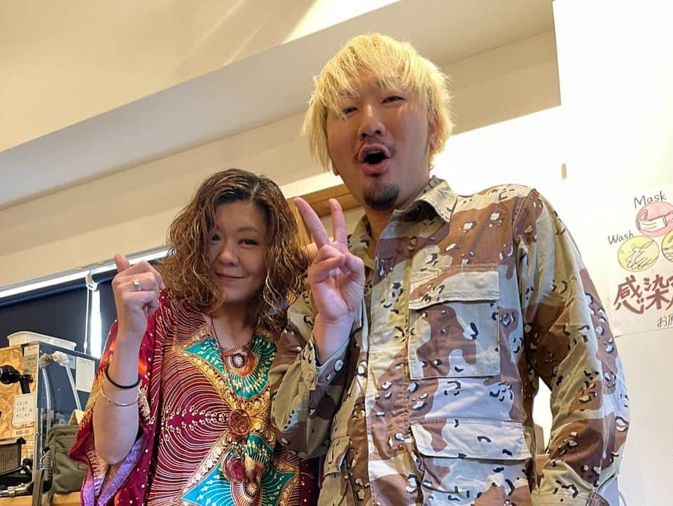 Tammyさんのインスタグラム写真 - (TammyInstagram)「役者としての初体験、撮影が終わりました♪  朝から恐ろしく寒い中で12時間程。笑  皆さんもの凄くがんばってました。。←感動した。  優しくて、ステキな共演者さん達、  スタッフの方々も皆さん親切であったかくて、  協力して下さってた方々も親切で優しくて、  色々と緊張したけど勉強になったし、楽しかった。  ありがとうございました😊  残すは、音楽担当なので、本業としてwそっちを仲間と仕上げます♡笑  出来上がりが楽しみだぁー❣️  #Tammy #Tammyyanen #photo #シンガーソングライター #唄 #ギター #singer #songwriter #guitar #artist  #music #song #恩学 #音楽 #live #love #life #映画 #movie #役者 #撮影 #終了 #楽しかった #勉強になった #ありがとう #thankyou #出来上がりが楽しみ #おつかれさまでした #感謝 #記念写真」2月18日 22時08分 - tammyyanen