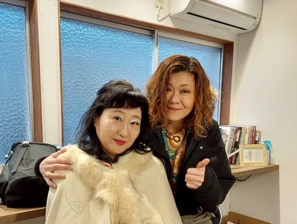 Tammyさんのインスタグラム写真 - (TammyInstagram)「役者としての初体験、撮影が終わりました♪  朝から恐ろしく寒い中で12時間程。笑  皆さんもの凄くがんばってました。。←感動した。  優しくて、ステキな共演者さん達、  スタッフの方々も皆さん親切であったかくて、  協力して下さってた方々も親切で優しくて、  色々と緊張したけど勉強になったし、楽しかった。  ありがとうございました😊  残すは、音楽担当なので、本業としてwそっちを仲間と仕上げます♡笑  出来上がりが楽しみだぁー❣️  #Tammy #Tammyyanen #photo #シンガーソングライター #唄 #ギター #singer #songwriter #guitar #artist  #music #song #恩学 #音楽 #live #love #life #映画 #movie #役者 #撮影 #終了 #楽しかった #勉強になった #ありがとう #thankyou #出来上がりが楽しみ #おつかれさまでした #感謝 #記念写真」2月18日 22時08分 - tammyyanen