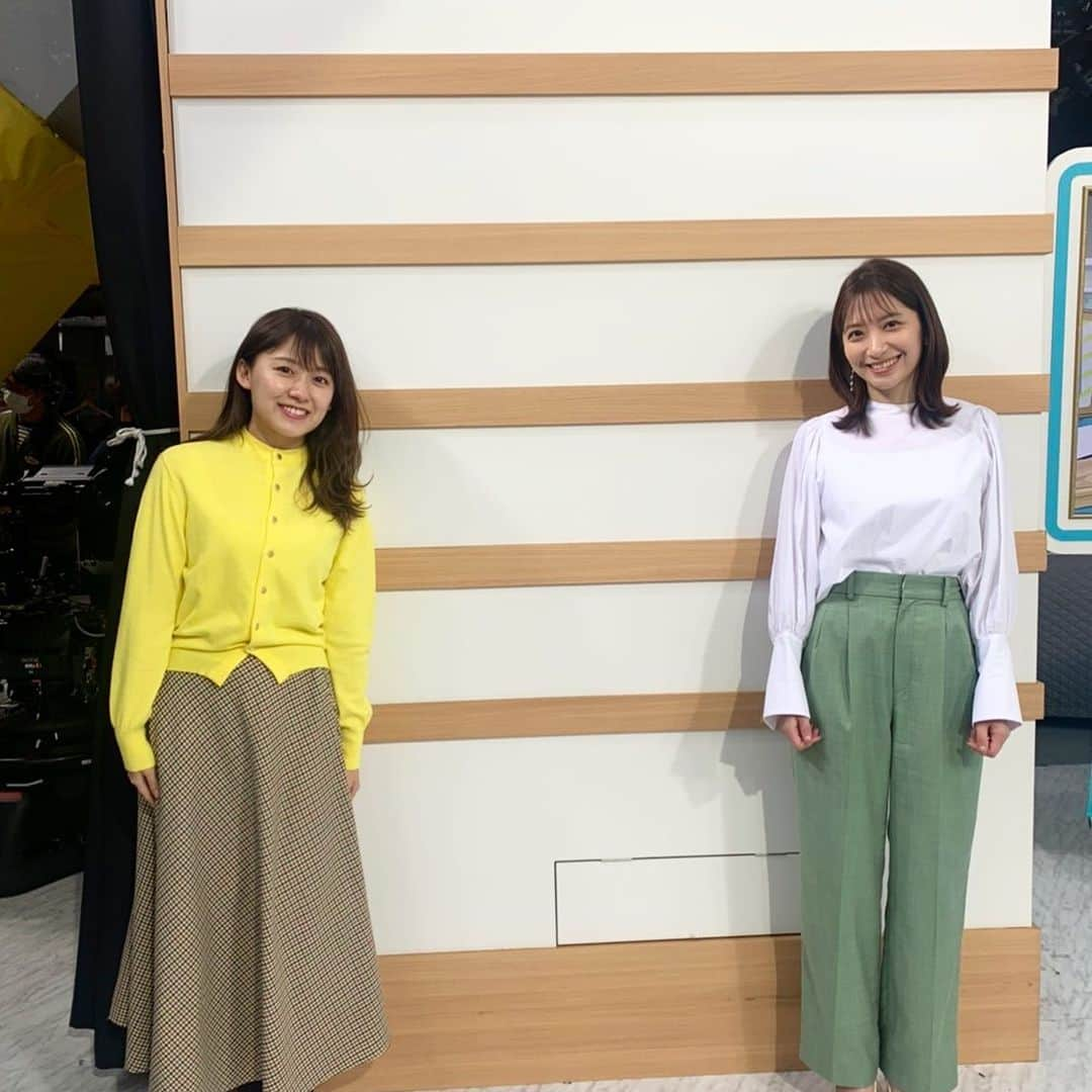 尾崎里紗さんのインスタグラム写真 - (尾崎里紗Instagram)「今日のおさささん。 珍しくパンツスタイル🌱 わたしはピカチュウぐらい眩しい黄色の服でした！笑  背景の効果で 意図せずとも身長の差がわかりやすい写真に・・📷笑笑 . #笹崎は160センチ #尾崎は154センチ #あれれ #6センチより差があるような🤔💭」2月18日 22時08分 - ozaki.risa