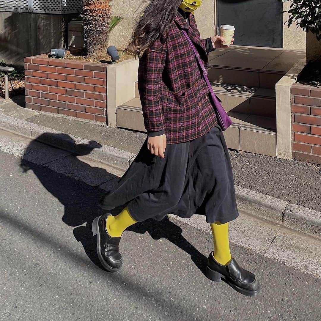 相羽瑠奈のインスタグラム：「今日は、このマスクに合わせてタイツも黄色🐱マスクの柄にある赤を拾ってイヤリングと指輪は赤にしました🔺そして黒猫に合わせて全体的に黒でまとめたかった日🐈‍⬛全身古着。  6枚目〜のGucciの写真は付き添いで行っただけなんだけどクッション欲しいな…って見てたら待ってる間に持たせてくれて最後満面の笑み😷 嬉しそう。買えるように頑張ろう〜〜🥀」