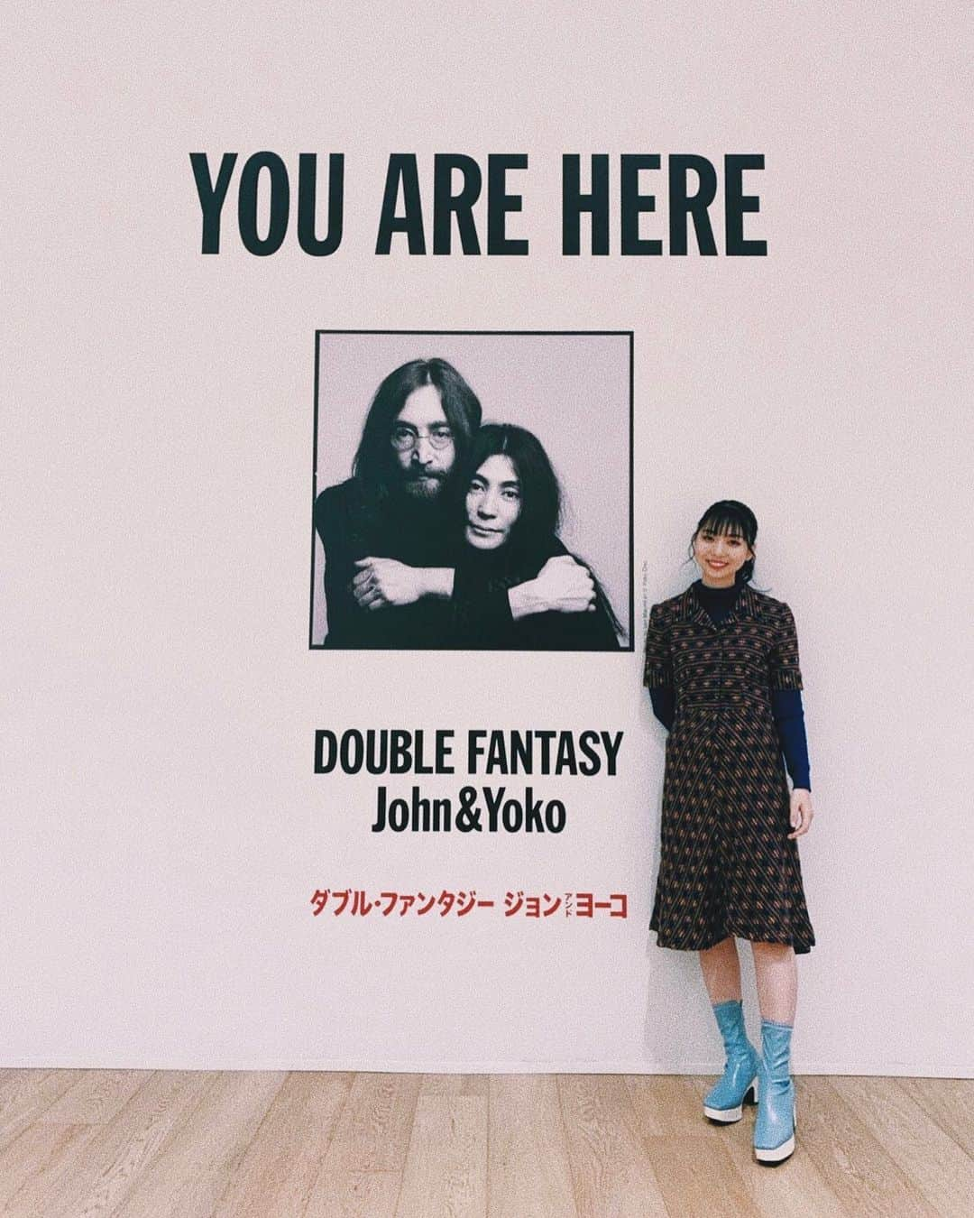 竹内アンナさんのインスタグラム写真 - (竹内アンナInstagram)「ㅤㅤㅤㅤㅤㅤㅤㅤㅤㅤㅤㅤㅤ ----------------------------------------------- ㅤㅤㅤㅤㅤㅤㅤㅤㅤㅤㅤㅤㅤ YOU ARE HERE.  ㅤㅤㅤㅤㅤㅤㅤㅤㅤㅤㅤㅤㅤ 想像して、愛を持って、 希望を抱いて、平和を唱えて。 ㅤㅤㅤㅤㅤㅤㅤㅤㅤㅤㅤㅤㅤ JohnとYokoが一緒に辿ってきた道筋の中で生まれる 音楽や言葉からたくさんパワーをもらったのでした。 満たされた〜〜。 ㅤㅤㅤㅤㅤㅤㅤㅤㅤㅤㅤㅤㅤㅤㅤㅤㅤㅤㅤㅤㅤ ㅤㅤㅤㅤㅤㅤㅤㅤㅤㅤㅤㅤㅤ #DoubleFantasy #ダブルファンタジー展  ---------------------------------------------」2月18日 22時08分 - annasingguitar