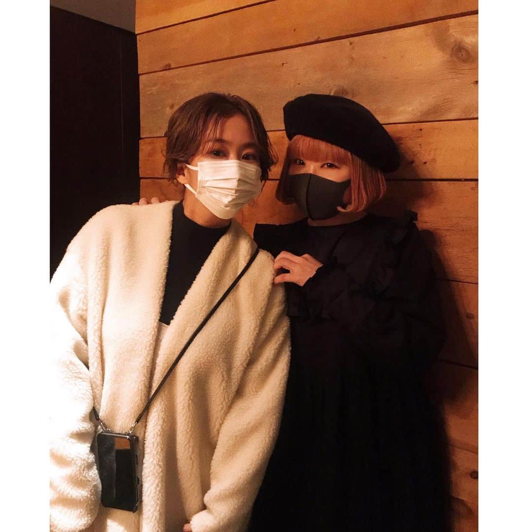板橋よしえのインスタグラム：「. 明日の12:00にわたしの対談連載『おしえて好きなひと』がUPされます☺️ 第22回のゲストは笑顔も人柄もとってもチャーミングな優香ちゃん！  優香ちゃんは、瞬時に相手が求めていることを考えられる能力が凄い！だからこそ芸能界という浮き沈みのある世界で常に求められている稀有な存在なんだなあと対談を通してあらためて感じました😌 そして、ここまでさらけ出して話してくれるの･･･？と思ったくらい、素直に、ありのままの気持ちを吐露してくれて、話を聞きながら感動していました🥲✨  長いつきあいだけど、普段あらたまってお互いのことを話す機会なんてなかなかなく、とても恥ずかしかったけれど、優香ちゃんに"人生の大事な節目節目によしえちゃんの存在がある"と言ってもらえてとてもうれしかったな。  #candystripper #おしえて好きなひと  #優香」