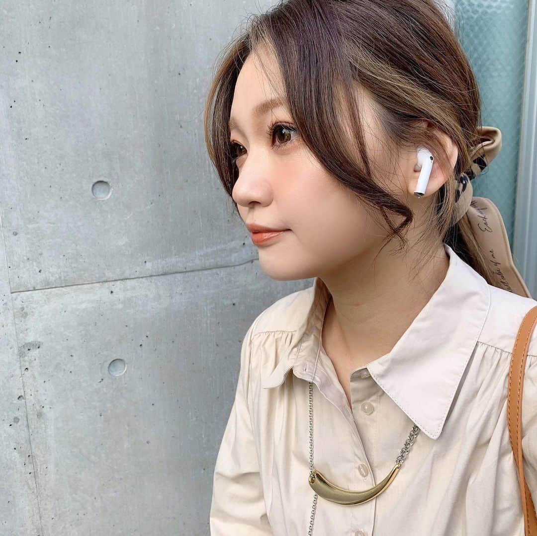 いっちゃん/嶋津 いつみのインスタグラム：「. . 新しいイヤホンGETしたん♡ . . . @sudio  の Sudio Nio のホワイトにした🐻‍❄️🤍 . . . . 音良すぎて快適やし 充電の持ちもいいから手放せん🙆‍♀️ . . . . しかも今買うと 専用のお手入れセットも付けてくれるねん💜 . やや潔癖気味の私にとってはめっちゃ大事なポイント👈🏻✨ . . しかもSudioは送料無料やし 30日間返品可能って保証もあるから 買いやすいねん😀💨 . . . . あと！私のフォロワーさんだけの特権👏🏻❤️ . . クーポンコード: istumi  . . で15%offになりますー🥺💓 . . クーポンコードの有効期限は 5/4までやから 購入検討されてる方はお早めに🥳 . . . . . #ワイヤレスイヤホン #イヤホン  #スーディオ #sudio #関西  #関西サロモ  #サロンモデル #サロモ #いっちゃん  #フリーモデル #関西モデル  #あざといっちゃん #かわいっちゃん #いっちゃんコーデ  #ブライダルモデル #アレンジモデル #ヘアカラー  #ヘアアレンジ #くしゃ顔  #치맥  #좋아요환영 #소통환영 #팔로우환영 #팔로미 #인친환영 #친구해요 #셀카 #셀피」