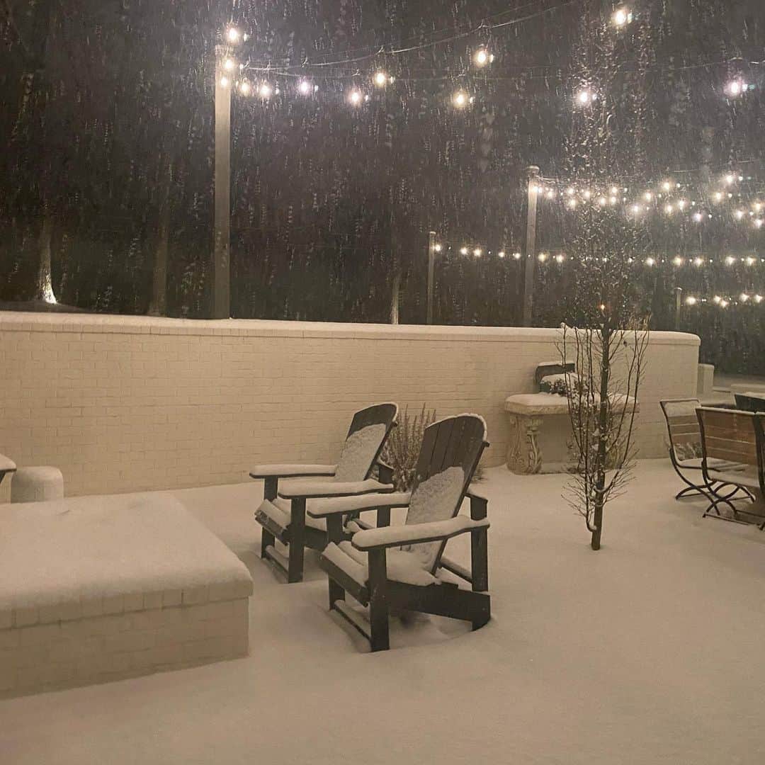 メリッサ・ジョーン・ハートさんのインスタグラム写真 - (メリッサ・ジョーン・ハートInstagram)「So this is Nashville snow! From New England to Tahoe and now we get some real snow here. Didn’t expect it here like this but always love a snow day. ⛄️」2月18日 22時15分 - melissajoanhart