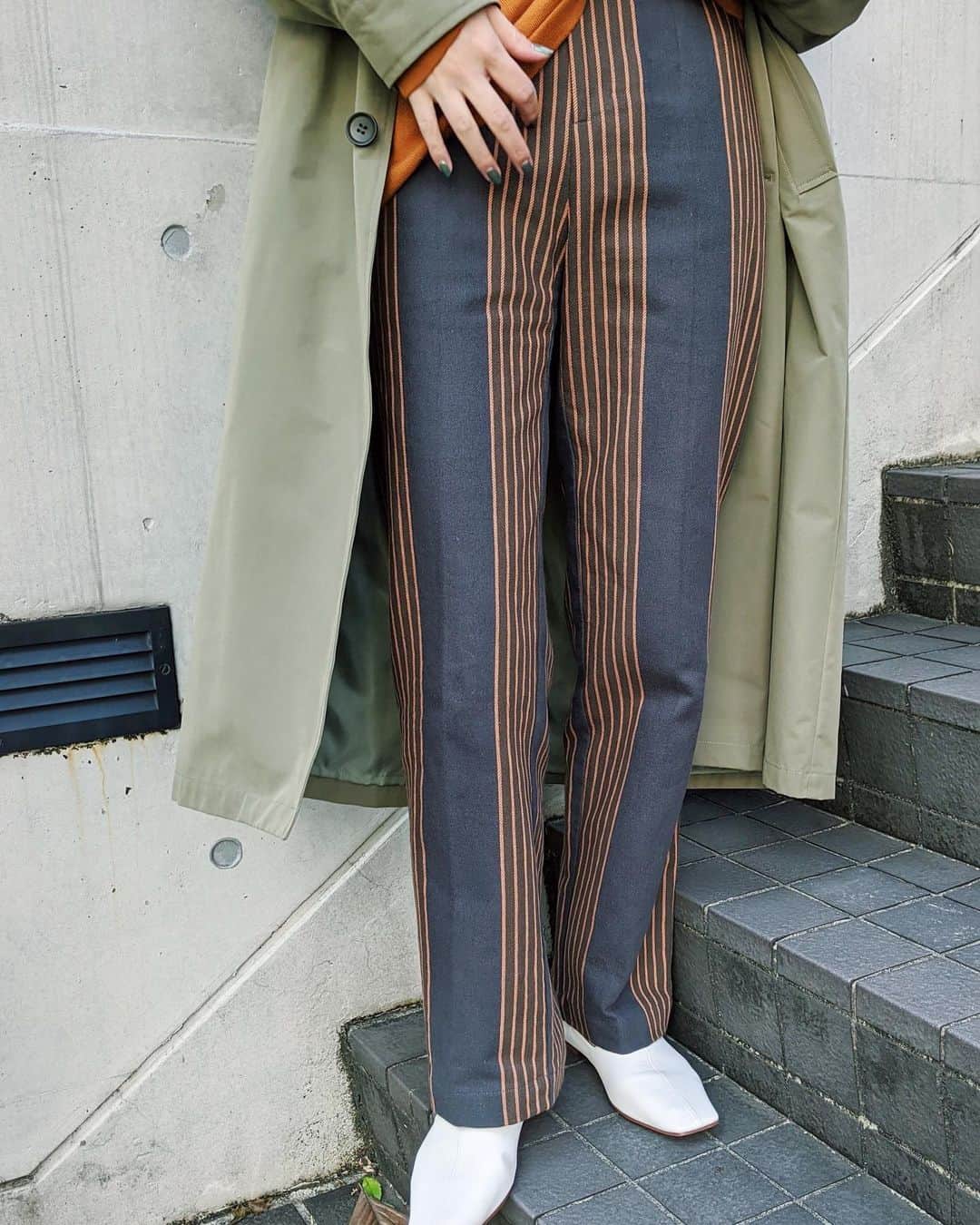 Shiho Sasakiのインスタグラム：「M_  new arrival🕊  細身なんだけど、リラックス感があって とっても綺麗なシルエットのPants✨ コットン/リネン 地球に還る優しい素材を使用しています🍃 涼しげだけど薄手すぎないので これから長い時期履き回せそうな予感🤍 このストライプ柄、すごい脚長くみえる😳 シンプル派の皆さん、無地もありますよ⭕️  ストーリーにリンク貼っておきますね☑︎ #M_MOUSSY#MOUSSY#MOUSSYSNAP」