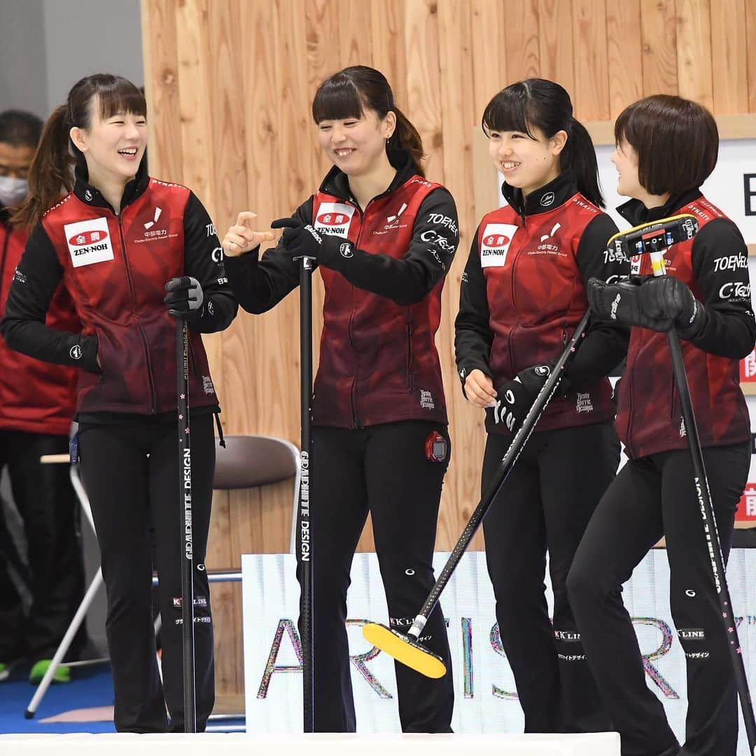 北澤育恵さんのインスタグラム写真 - (北澤育恵Instagram)「＊ 日本選手権3位で終わりました🥉 まずは、コロナの中でも関係者の方々のお陰で大会が開催できた事にとても感謝しています！ またファンの方々、会社の方々の沢山の応援メッセージとても私たちのパワーになりました💪ありがとうございました！ 悔しい気持ちもありますが、まだまだ試合の経験が足りないと感じさせられる大会でした。 負けから学ぶものは本当に多くあると思います。 また次に向けて、もっと強くなってまた皆さんにいいプレーや、レベルの高い試合を見せられるように頑張りたいと思います！！！！ . 👀これからも応援よろしくお願いします👀 . . そして、優勝したコンサドーレ、北海道銀行さんおめでと〜ございます👏👏👏 . ☆☆☆☆☆☆☆☆☆☆☆☆☆☆☆☆☆☆☆☆☆☆☆☆☆☆☆ また来週にはミックスダブルスの日本選手権があります！！ペアはなんと最強両角コーチです🐼 さらに、チームからボスの千秋さん、小さな中嶋も出場します⭐️楽しくなりそうですね！ こちらも応援よろしくお願いします😉 . #instasports#instagood #日本カーリング選手権大会 #カーリング#curling #中部電力カーリング部 #チーム#コーチ#スタッフ#トレーナー #みんなありがとう⭐️」2月18日 22時16分 - ikue.kitazawa.be_chan