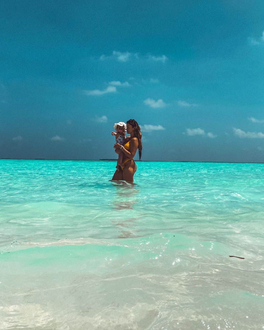 エイミー・ウィラートンのインスタグラム：「Is this the real life? Is this just fantasy ? 🏝   @kihaa.maldives ... trip coming to end and my heart is in tears at the thought of leaving but so grateful to have been here. This has been such an escape from reality, no masks , no shoes , no drama, no bitterness-  just peace and beauty. If you want to book the ultimate escape holiday post lockdown you will not find a more glorious place 🙏🙏#kihaamaldives」