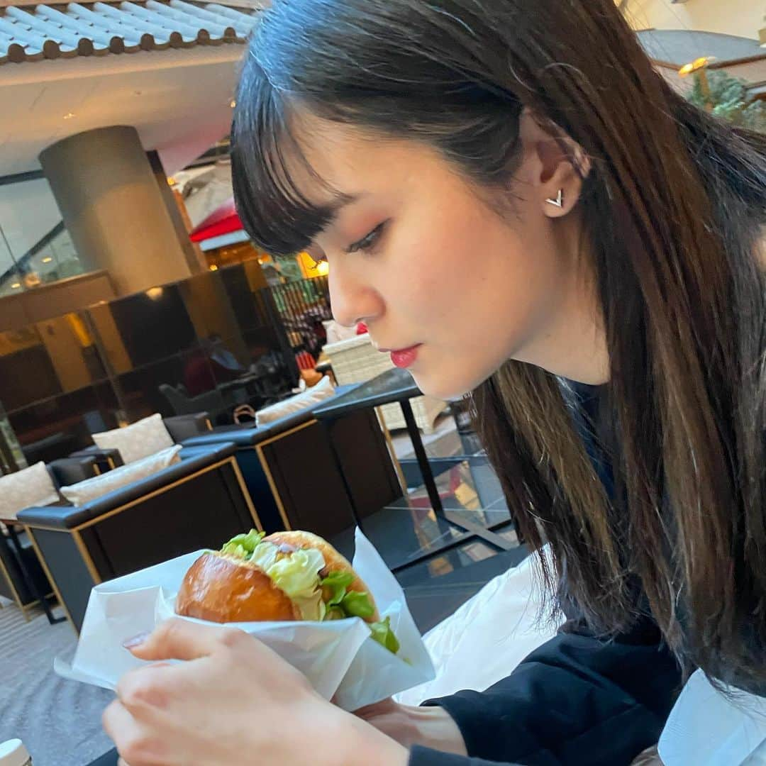 紡木吏佐のインスタグラム：「ハンバーガーwith紡木🍔  私トマト嫌いなのよ。 形変えたトマトはいけるけど、 あれね、ケチャップとかミートソースとか！ 生だとなんか、本当に、おぉうって🍅  だから、トマト抜きにして貰ったんだが とてもとても美味しかった🤤🤤  フルーツもねぇ、基本形変えたらいける！ 味は好きなんだけど、なんなんだろう。 バナナ大嫌いだけど、 バナナジュースは大好き的な。  難しい人間だな〜  #いつまで続くか紡木インスタ」