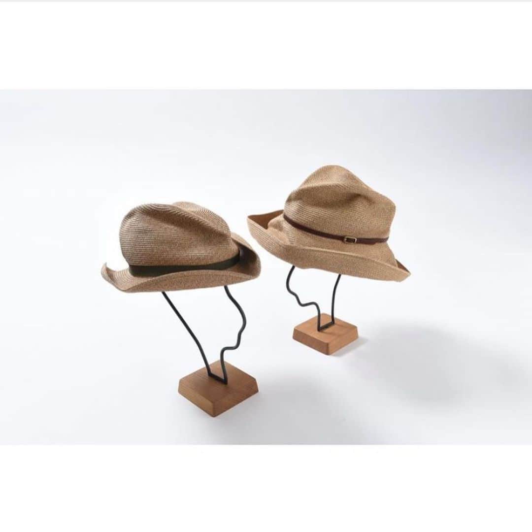 Bshop officialさんのインスタグラム写真 - (Bshop officialInstagram)「・ mature ha. BOXED HAT -custom order- 2021  [ 1st ] 2/18(木)～2/23(火) 開催店舗： 神戸本店・グランフロント大阪店 名古屋ラシック店・吉祥寺店 新宿ルミネ店・札幌ステラプレイス店  [ 2nd ] 2/27(土)～3/4(木) 開催店舗： 西宮ガーデンズ店・なんばパークス店 ららぽーとEXPOCITY店・池袋ルミネ店 横浜ルミネ店・博多店  --------------- ---------------  神戸発のハットブランド『mature ha.』の定番モデル、”BOXED HAT”シリーズをカスタムオーダーできる特別なイベントをビショップ限定店舗にて開催！  シリーズの中でも人気の2型に、幅広いバリエーションのリボンをお好みでカスタムいただけます。  また今回オーダーいただいた方には、先着順で「コードホルダー」をプレゼント！  ご自身だけの特別なハットをオーダーいただけるこの機会に、ぜひご来店ください！  ▼詳しくはこちらから @bshop_official ≫ NEWS ＊トップのリンクよりBshop official HPをご覧ください。  ＊オーダー期間終了後、約2ヶ月後のお渡しとなります。 ＊オーダー数、ノベルティには数に限りがあるため、なくなり次第終了とさせていただきます。  ** ** ** ** ** **  営業にあたり、お客様と従業員の安全と安心を最優先に考え、以下の取り組みを行い感染症拡大の防止に努めてまいります。  ・一定の距離をおいて、ご対応させていただきます。 ・店内の備品に、定期的なアルコール消毒を行います。 ・飛沫防止のため、レジカウンターに透明フィルムを設置致します。 ・全従業員がマスクの着用、アルコール消毒と手洗いを徹底いたします。  また、ご来店されるお客様へのお願いとして以下、ご協力いただきますようお願い申し上げます。  ・ご入店いただく前に、手指のアルコール消毒をお願いします。 ・マスクをご着用の上、ご来店ください。 ・可能な限り人との間に距離をあけ、隣接しないようご注意をお願いいたします。  ** ** ** ** ** **  以上の対策を徹底し、スタッフ一同お客様のご来店を心よりお待ちしております。  #matureha #boxedhat #customorder #bshop #21SS  @bshop_official」2月18日 22時18分 - bshop_official