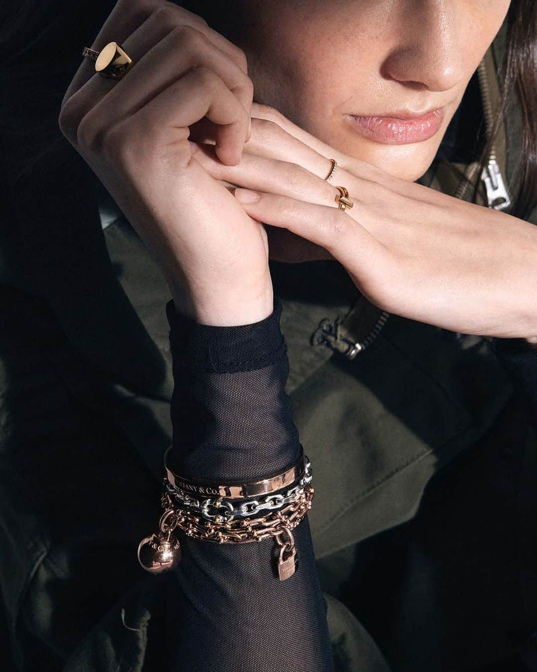 ティファニーさんのインスタグラム写真 - (ティファニーInstagram)「Style on hand. Layer bold chain bracelets in mixed metals with links of different widths and shapes for a look that proves it’s all in the wrist. Tap to shop and discover more via the link in bio. #TiffanyAndCo」2月18日 22時30分 - tiffanyandco